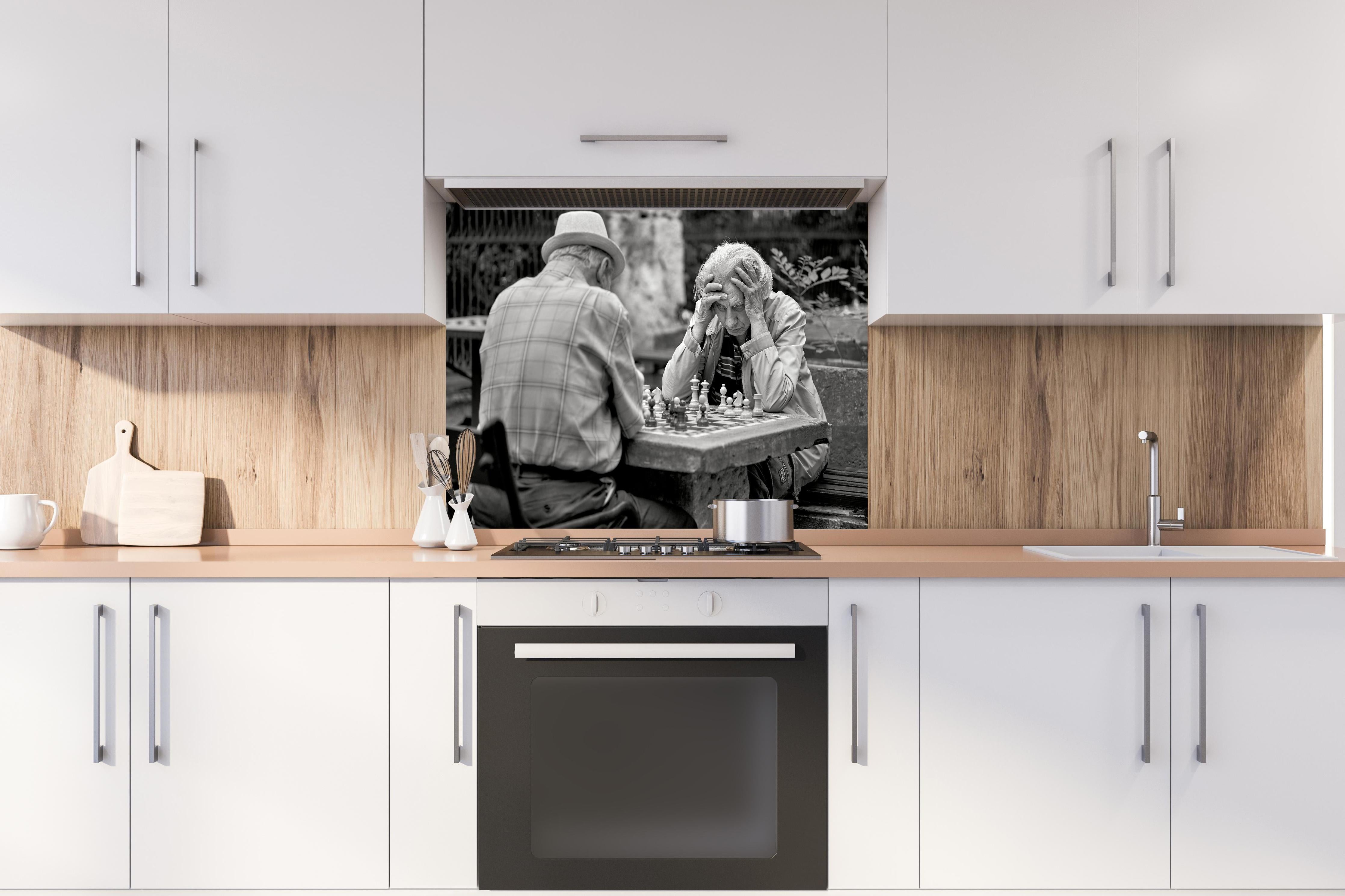 Spritzschutz - Brettspiele - Schwarz-weiß hinter einem Cerankochfeld zwischen Holz-Kochutensilien