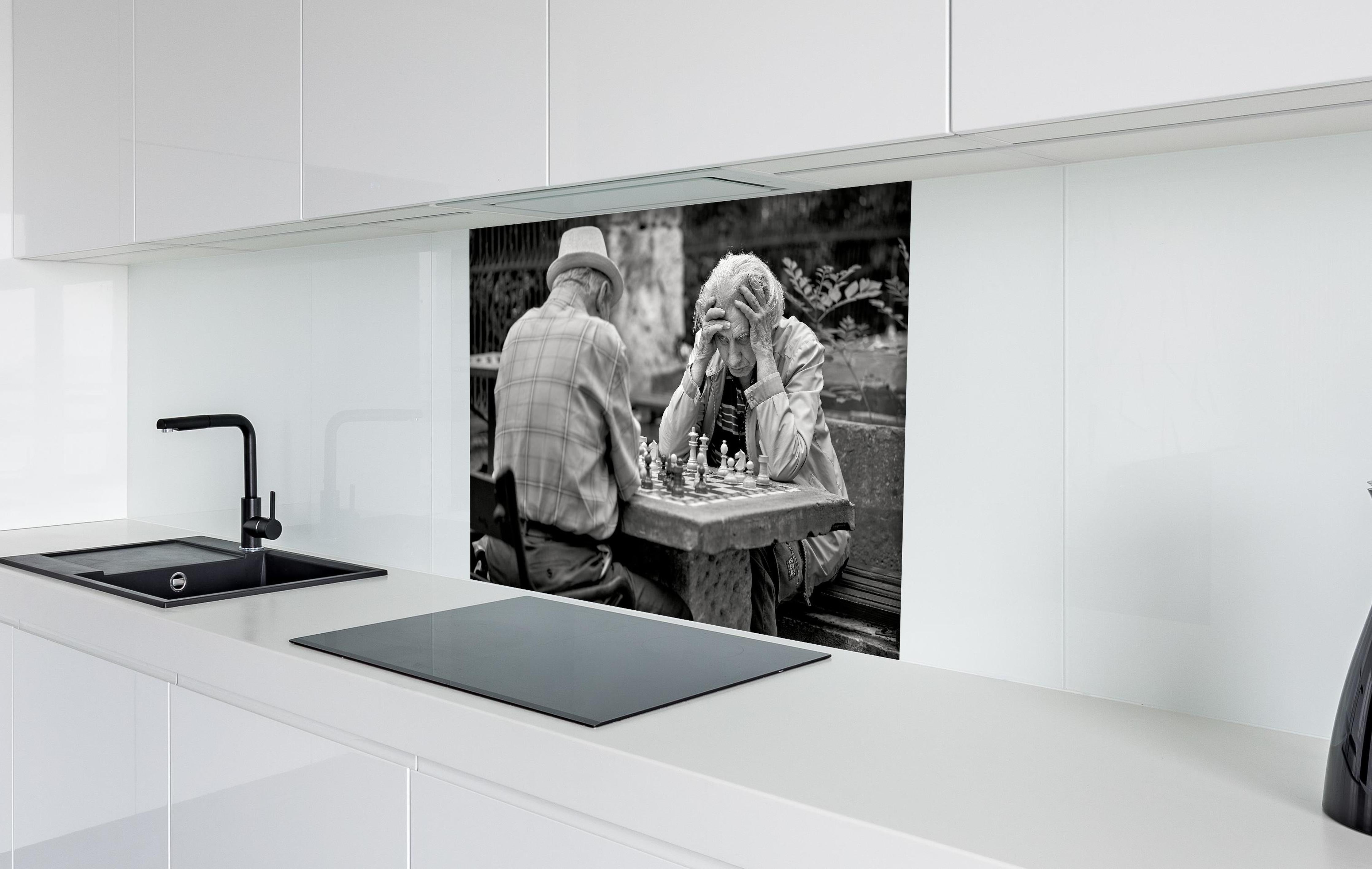 Spritzschutz - Brettspiele - Schwarz-weiß hinter einem Cerankochfeld zwischen Holz-Kochutensilien