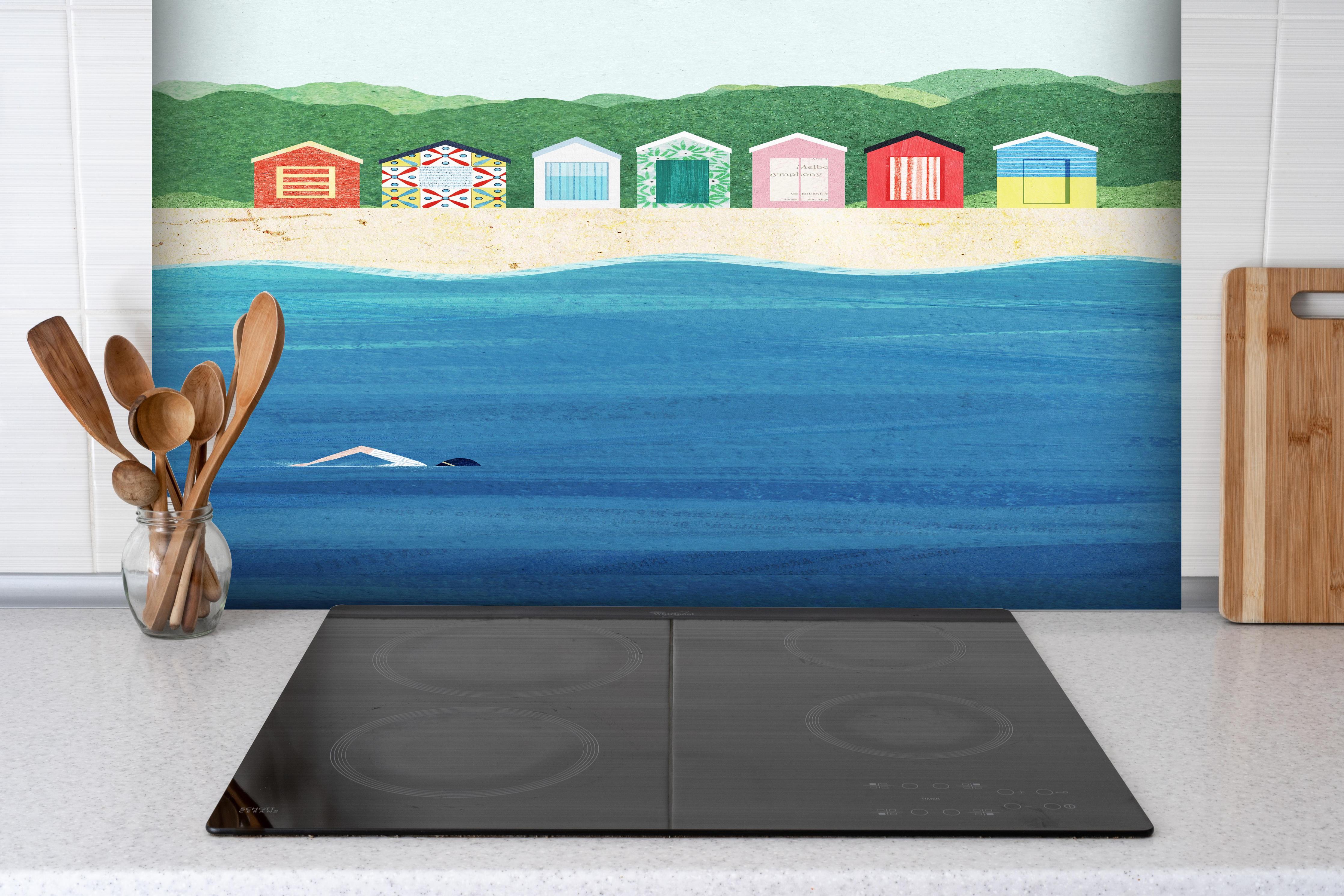 Spritzschutz - Brighton Beach Bunte Hütten und Meer hinter einem Cerankochfeld zwischen Holz-Kochutensilien
