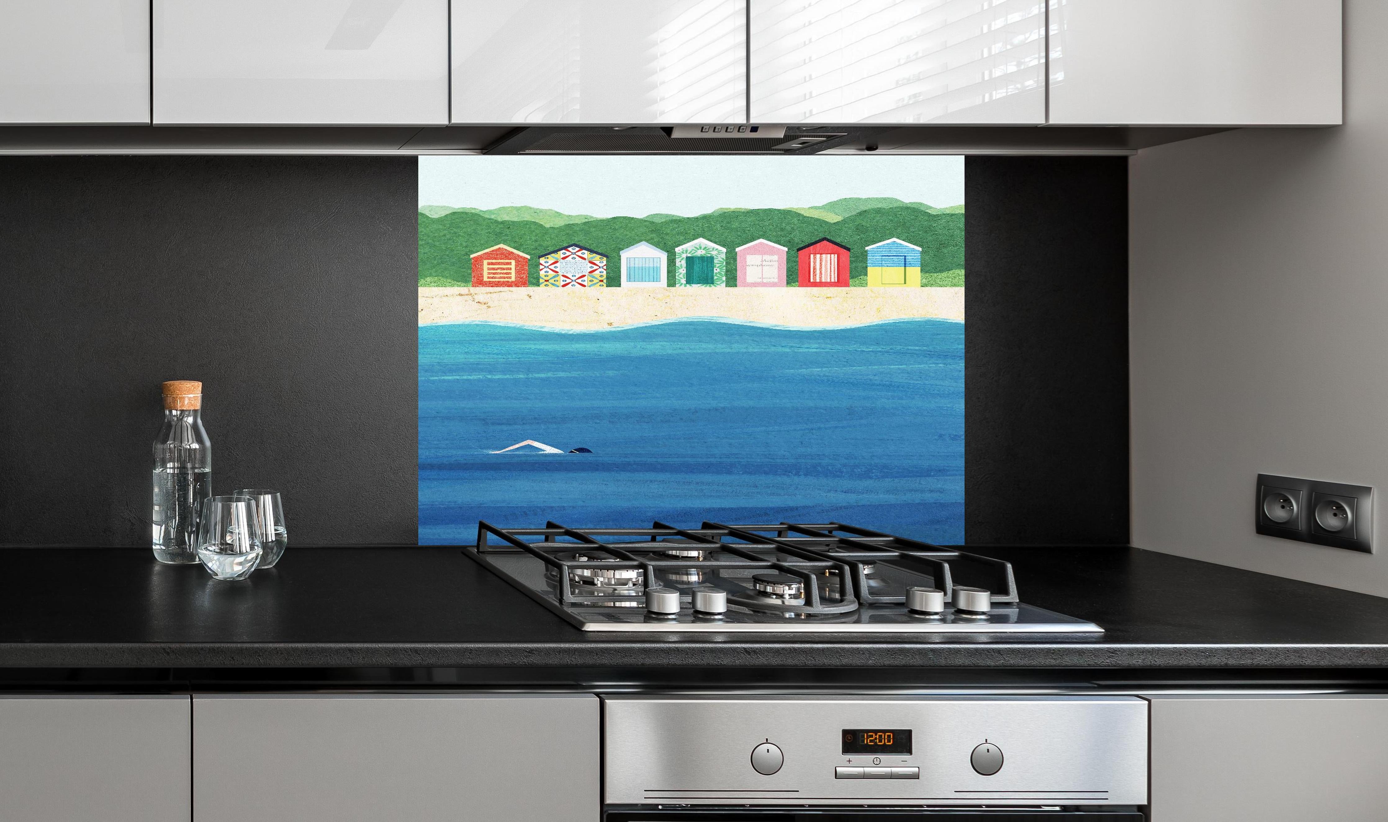 Spritzschutz - Brighton Beach Bunte Hütten und Meer hinter einem Cerankochfeld zwischen Holz-Kochutensilien