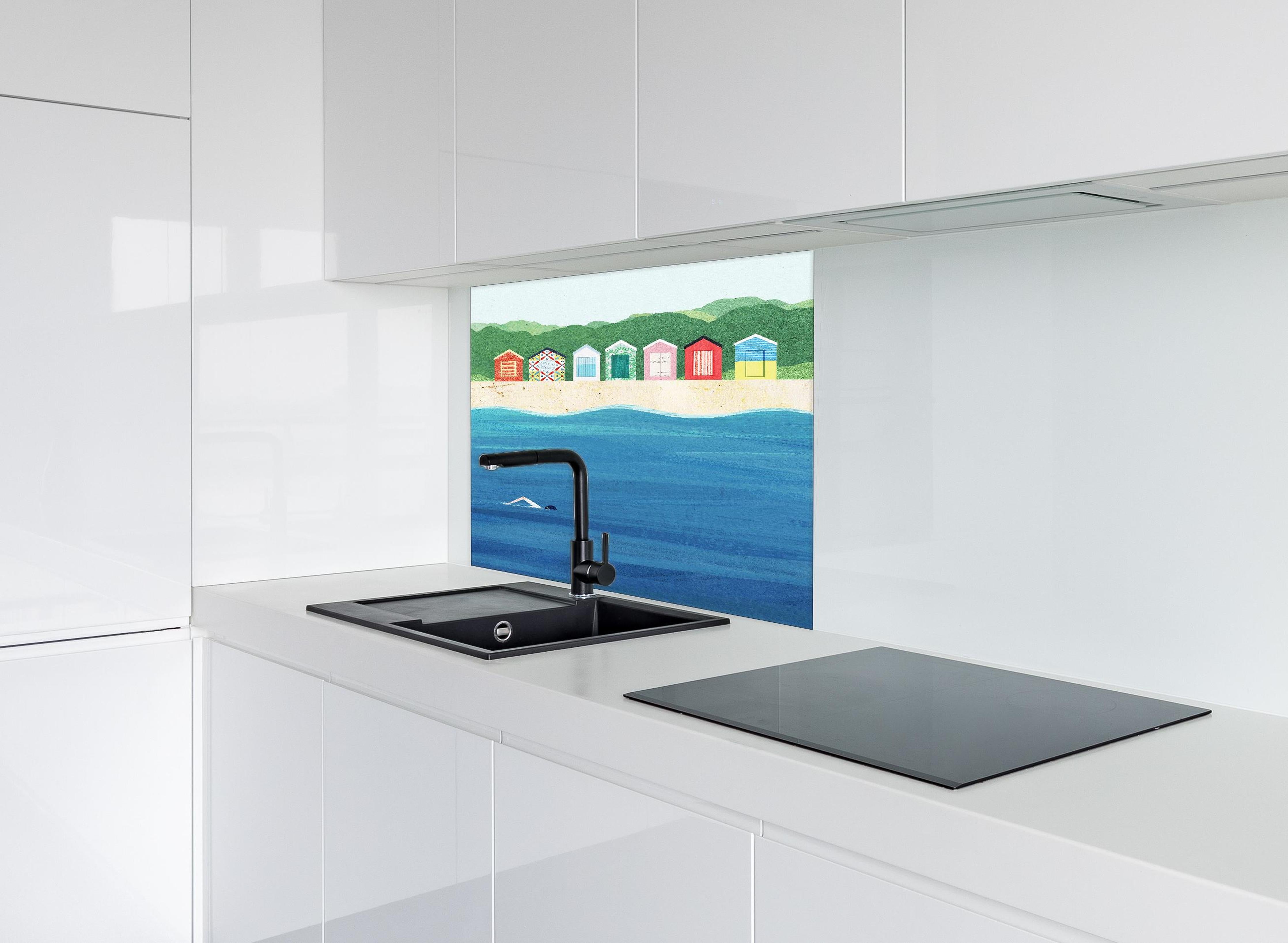 Spritzschutz - Brighton Beach Bunte Hütten und Meer hinter einem Cerankochfeld zwischen Holz-Kochutensilien