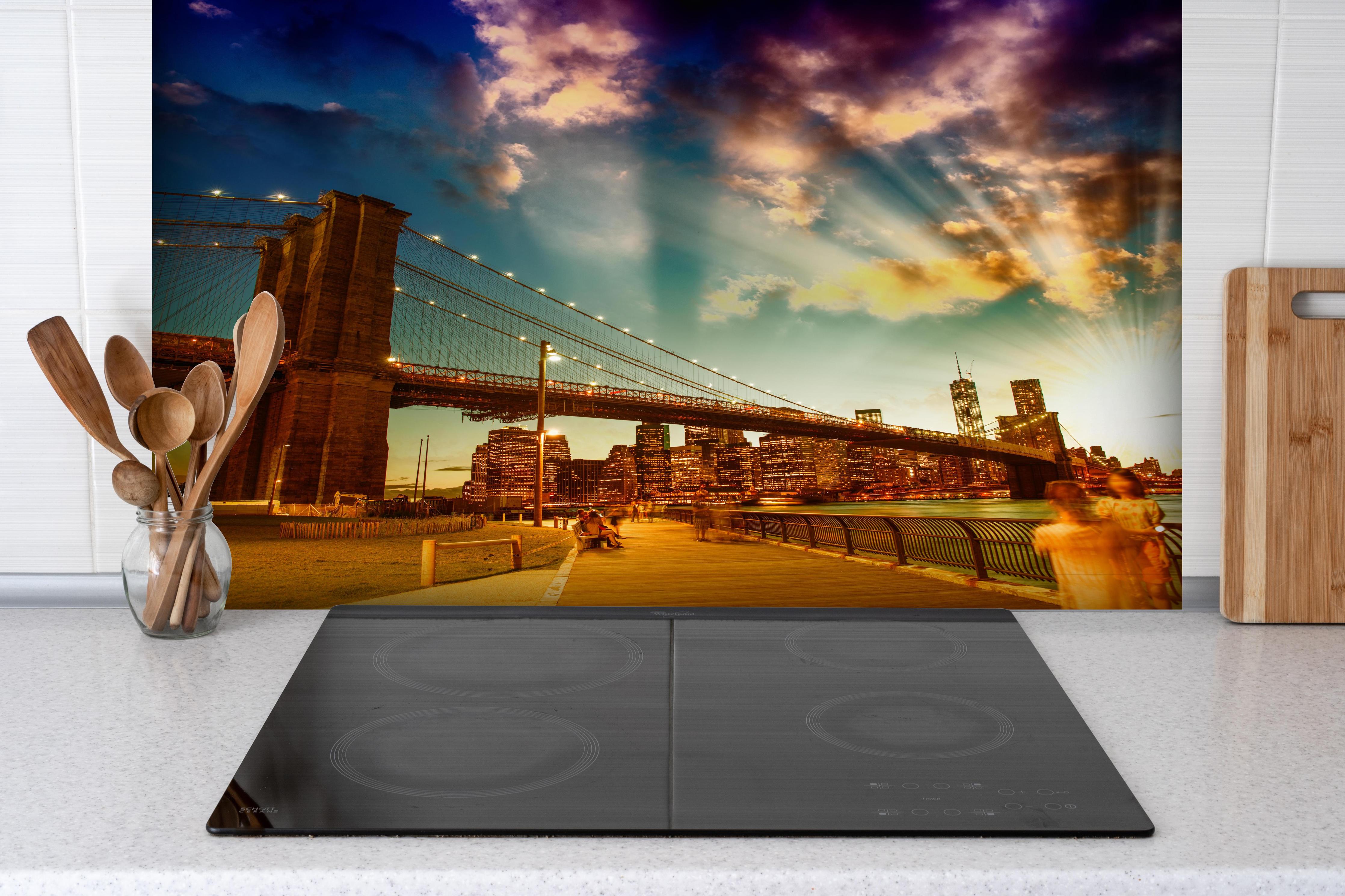 Spritzschutz - Brooklyn Bridge Park bei Sonnenuntergang hinter einem Cerankochfeld zwischen Holz-Kochutensilien