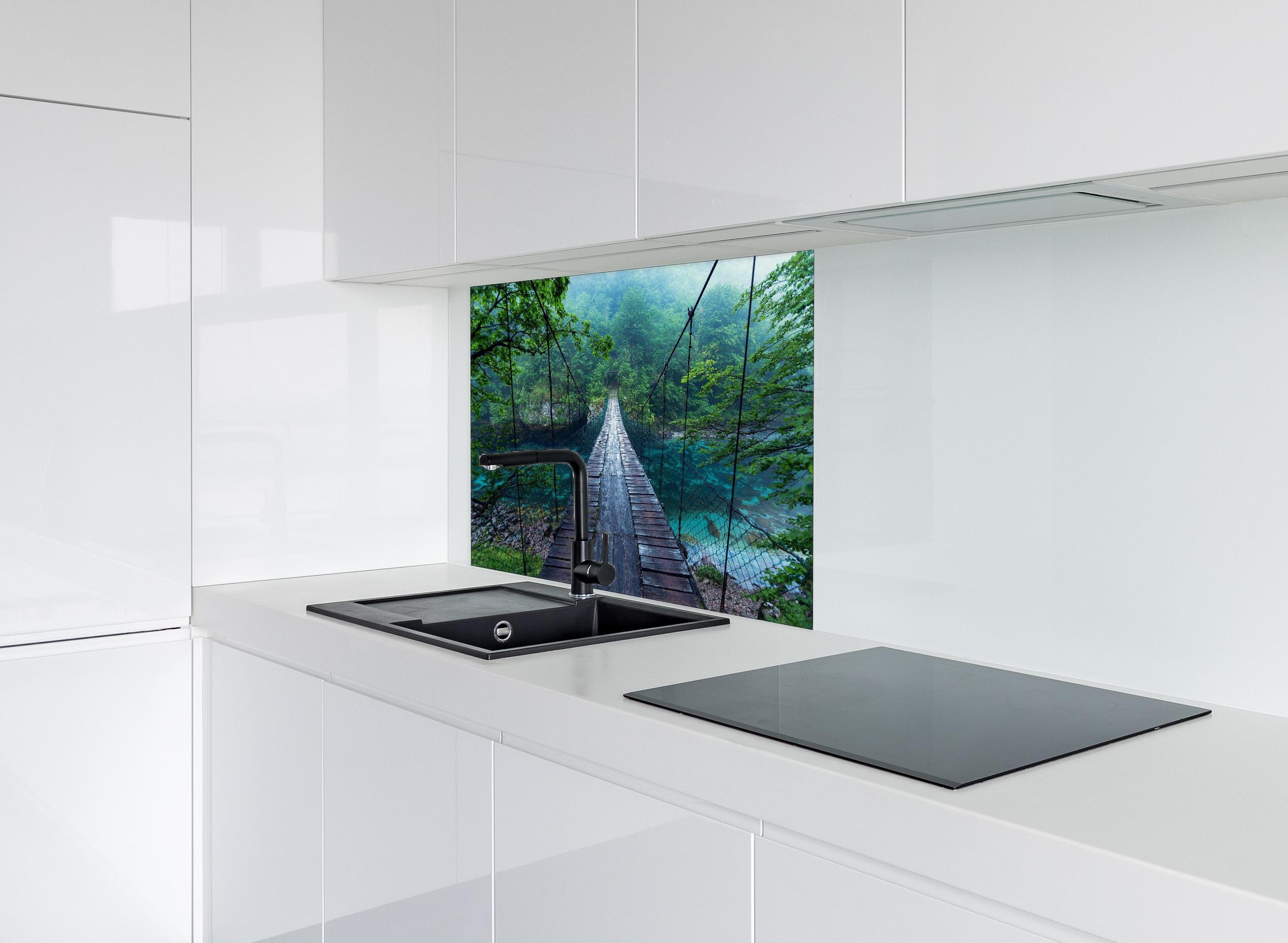 Spritzschutz - Brücke über Kristallklarem Fluss hinter einem Cerankochfeld zwischen Holz-Kochutensilien