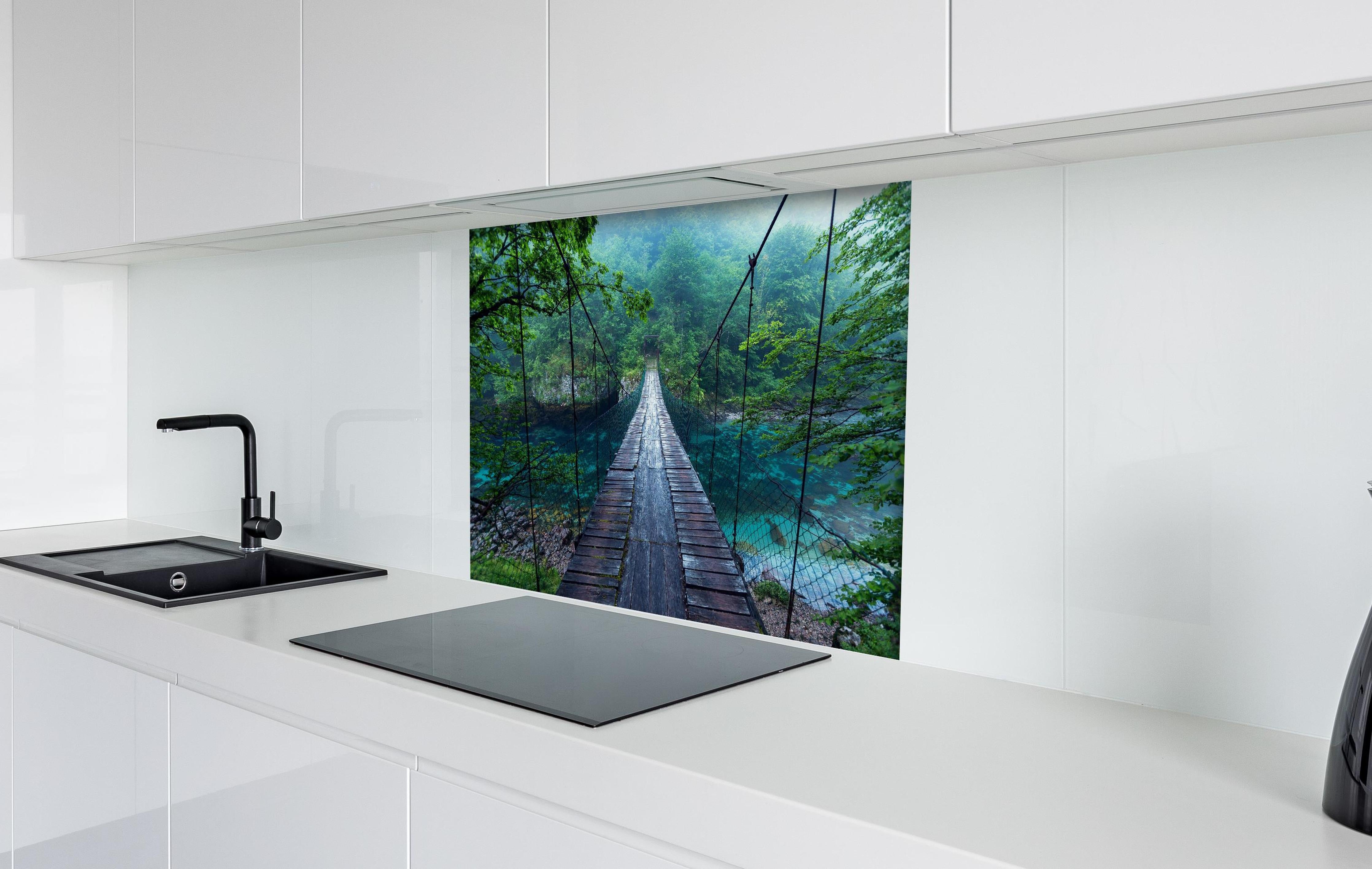 Spritzschutz - Brücke über Kristallklarem Fluss hinter einem Cerankochfeld zwischen Holz-Kochutensilien