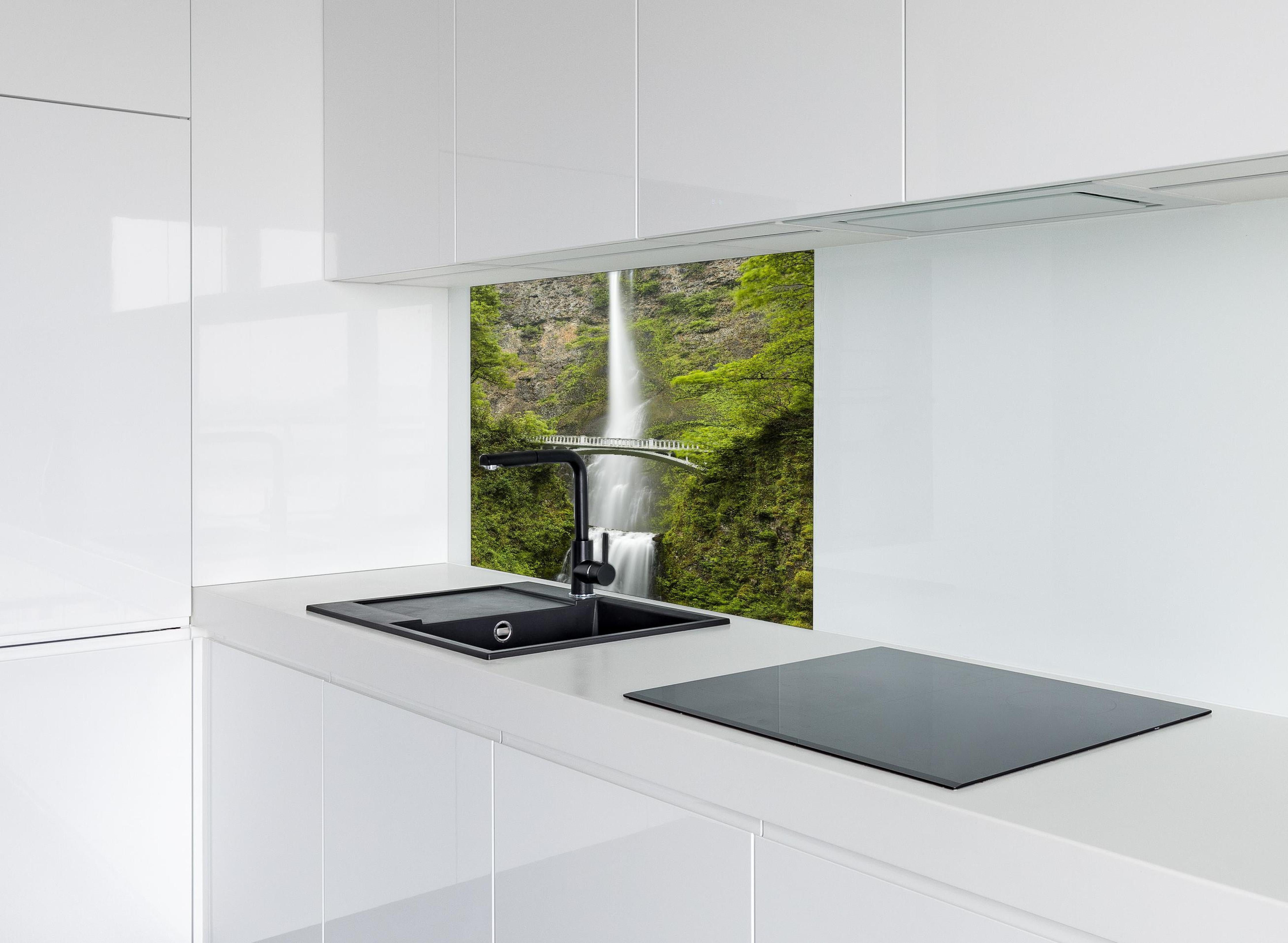 Spritzschutz - Brücke vor grünem Wasserfall Natur hinter einem Cerankochfeld zwischen Holz-Kochutensilien