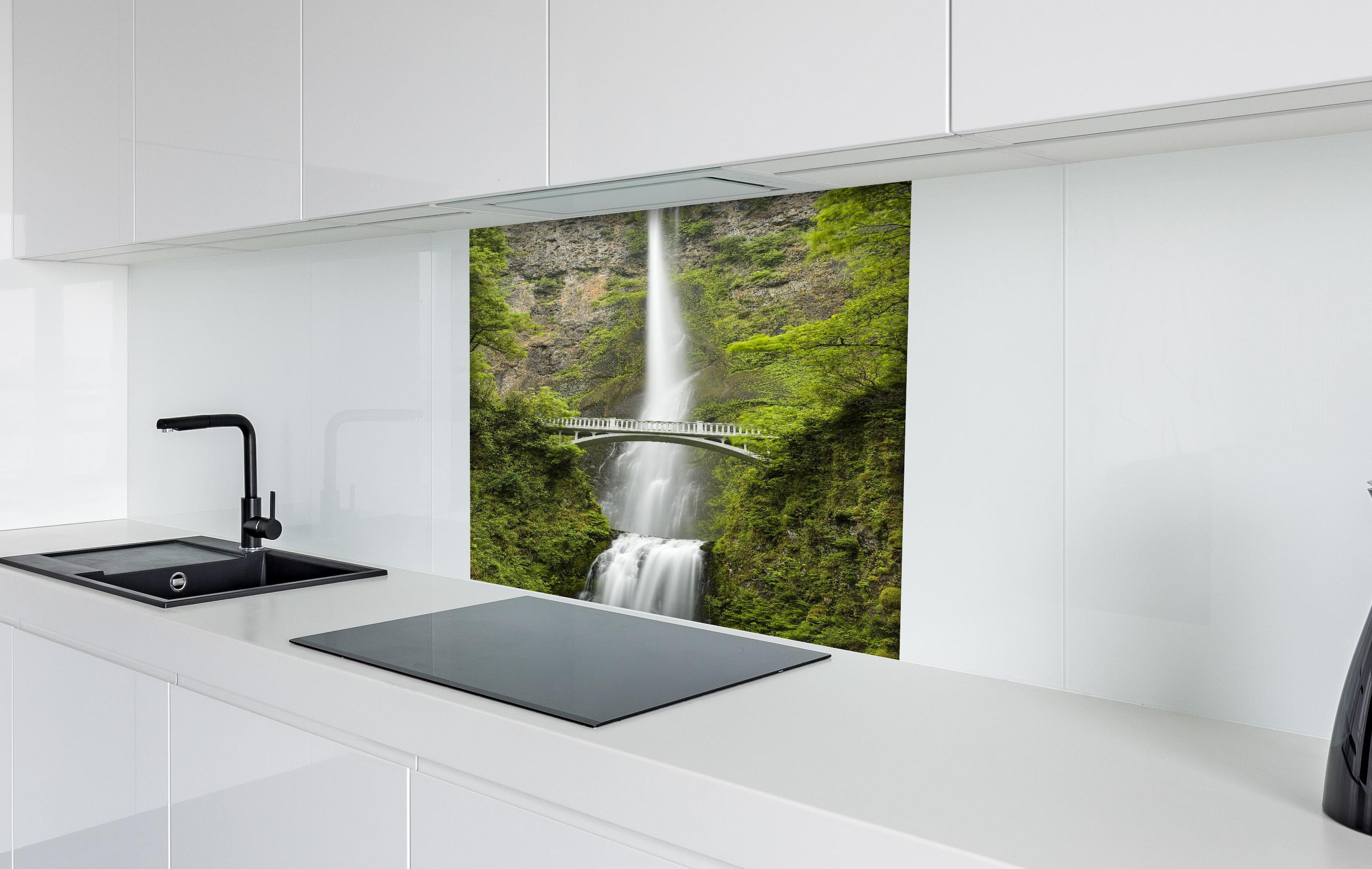 Spritzschutz - Brücke vor grünem Wasserfall Natur hinter einem Cerankochfeld zwischen Holz-Kochutensilien