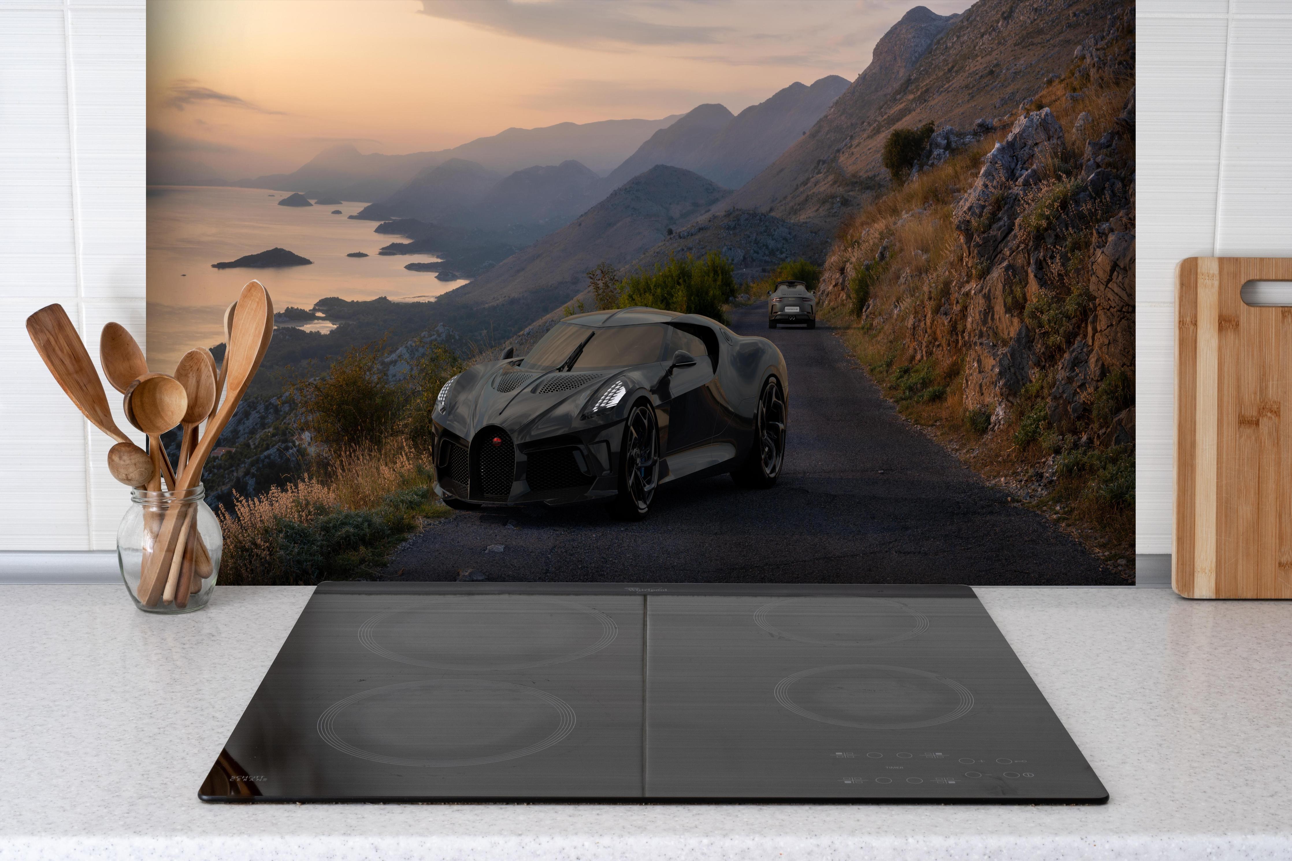 Spritzschutz - Bugatti La Voiture Noire auf einer Straße am Meer hinter einem Cerankochfeld zwischen Holz-Kochutensilien