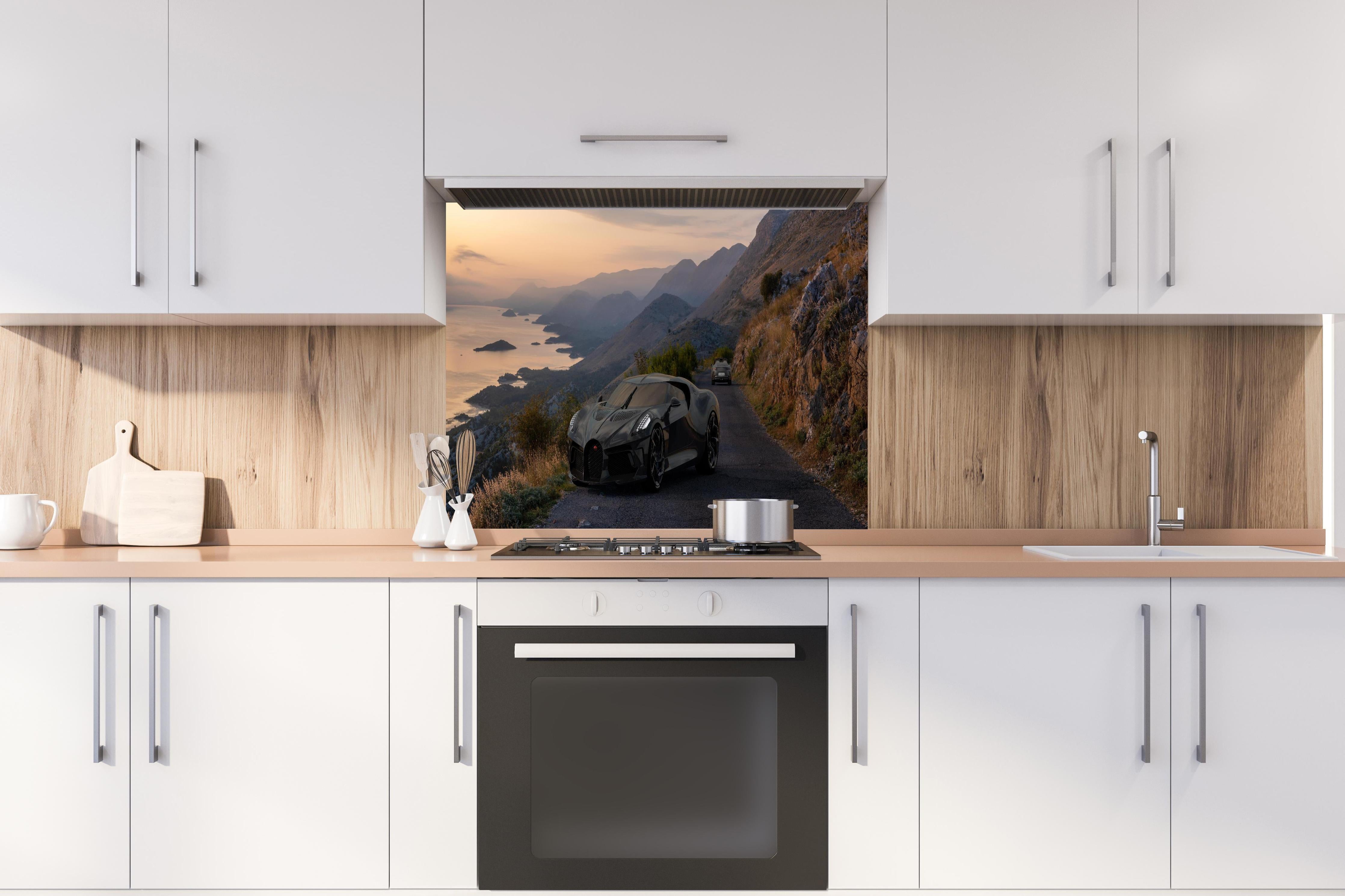 Spritzschutz - Bugatti La Voiture Noire auf einer Straße am Meer hinter einem Cerankochfeld zwischen Holz-Kochutensilien