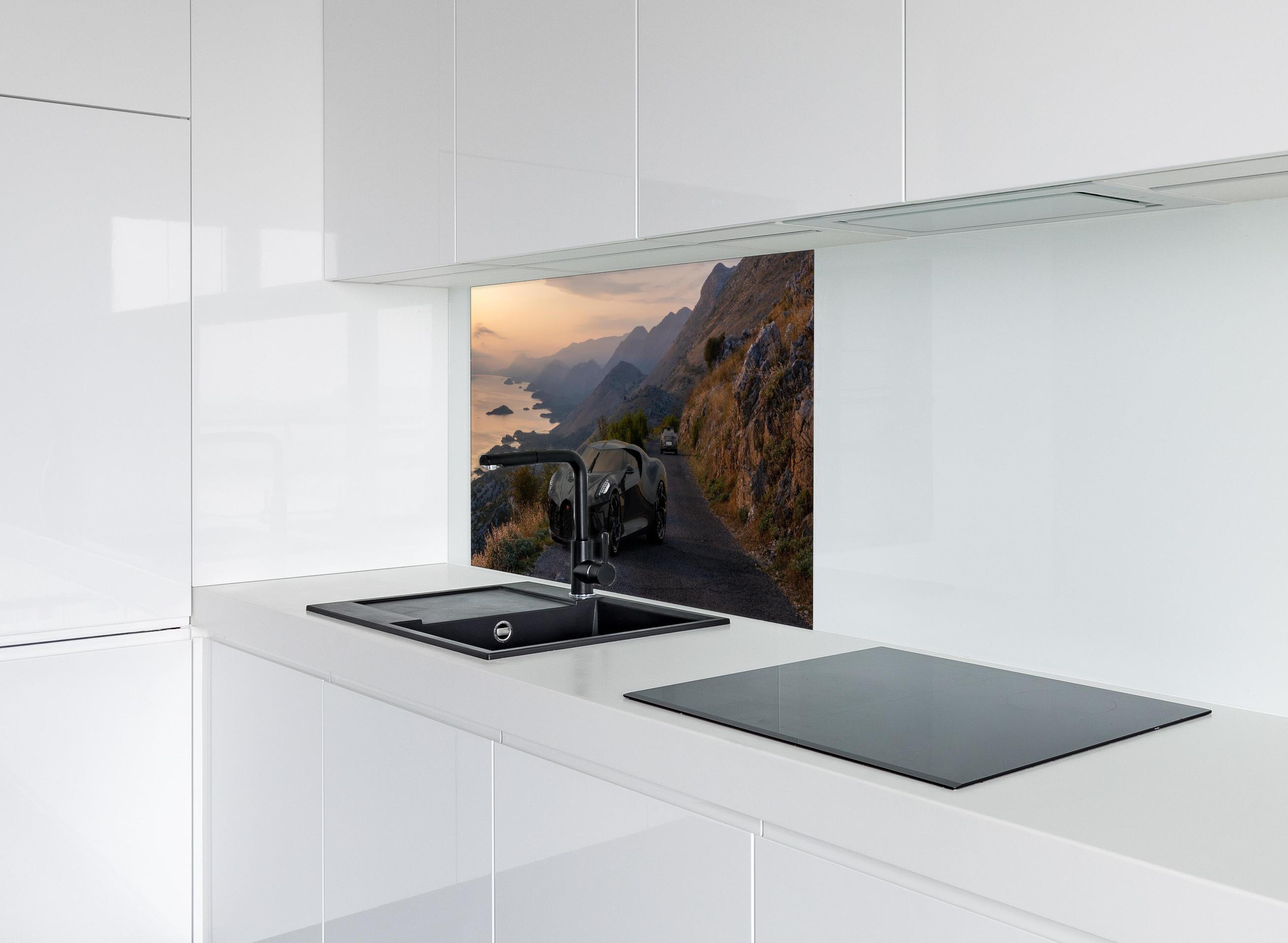 Spritzschutz - Bugatti La Voiture Noire auf einer Straße am Meer hinter einem Cerankochfeld zwischen Holz-Kochutensilien