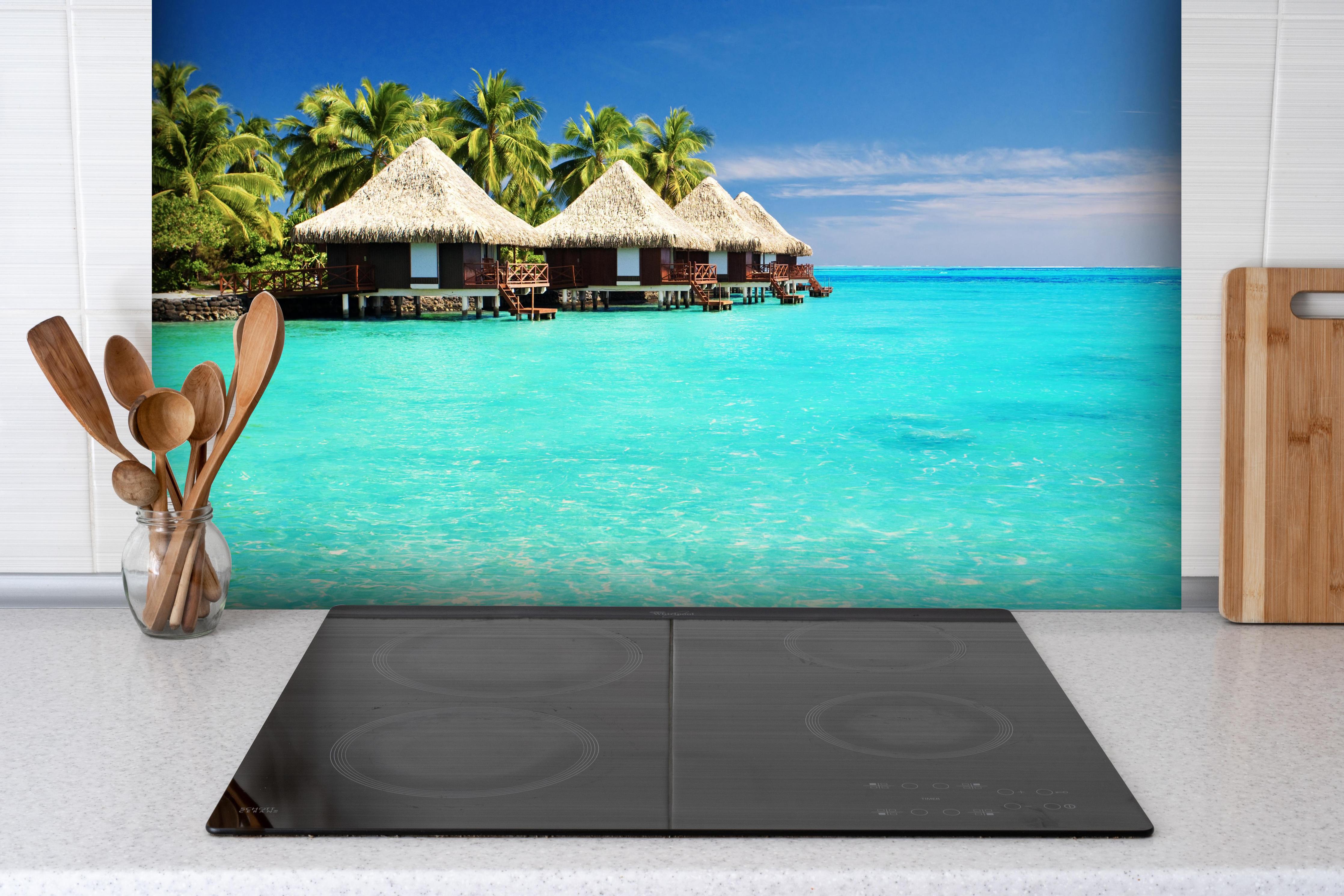 Spritzschutz - Bungalows Wasser Lagune Tropen Bild hinter einem Cerankochfeld zwischen Holz-Kochutensilien