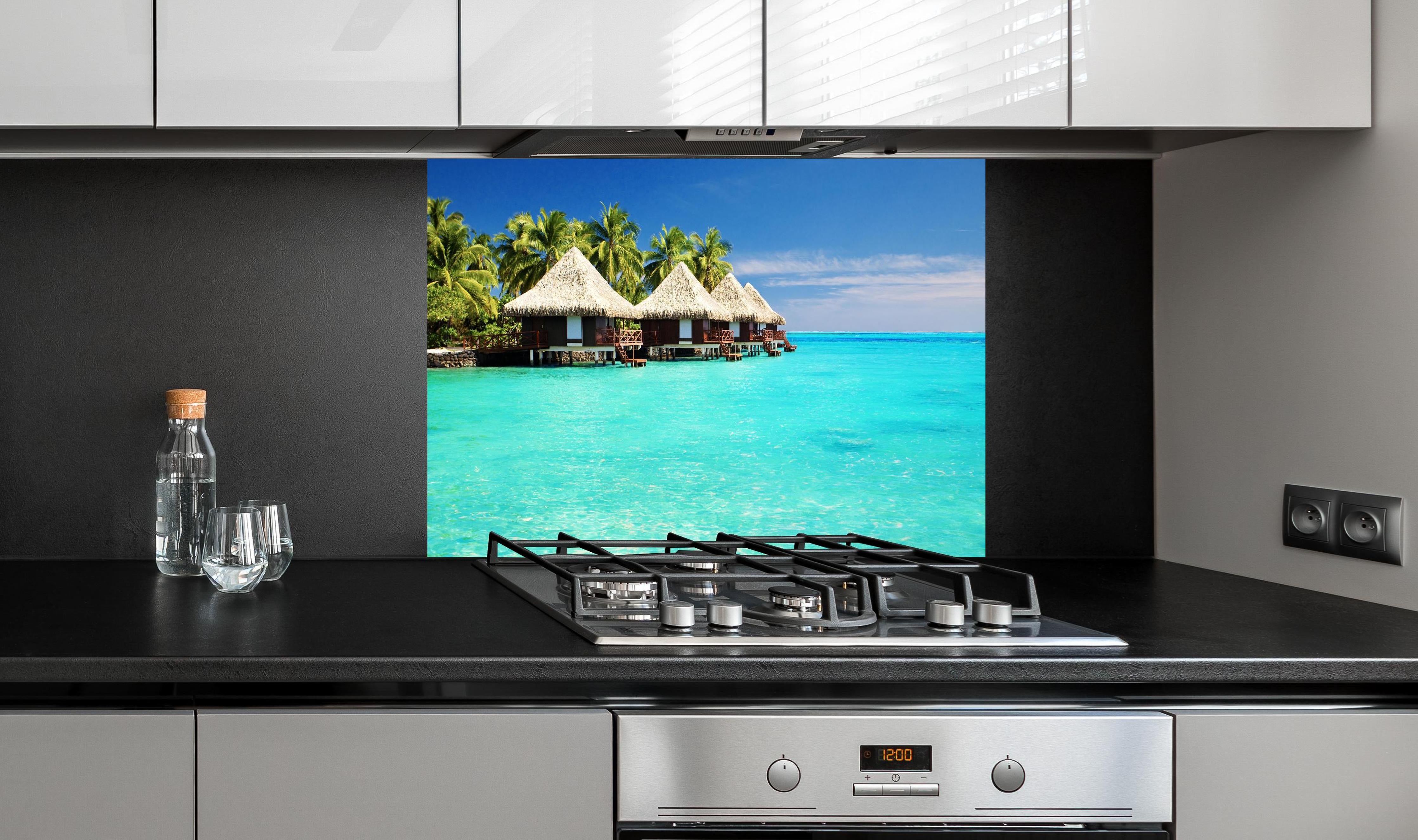 Spritzschutz - Bungalows Wasser Lagune Tropen Bild hinter einem Cerankochfeld zwischen Holz-Kochutensilien