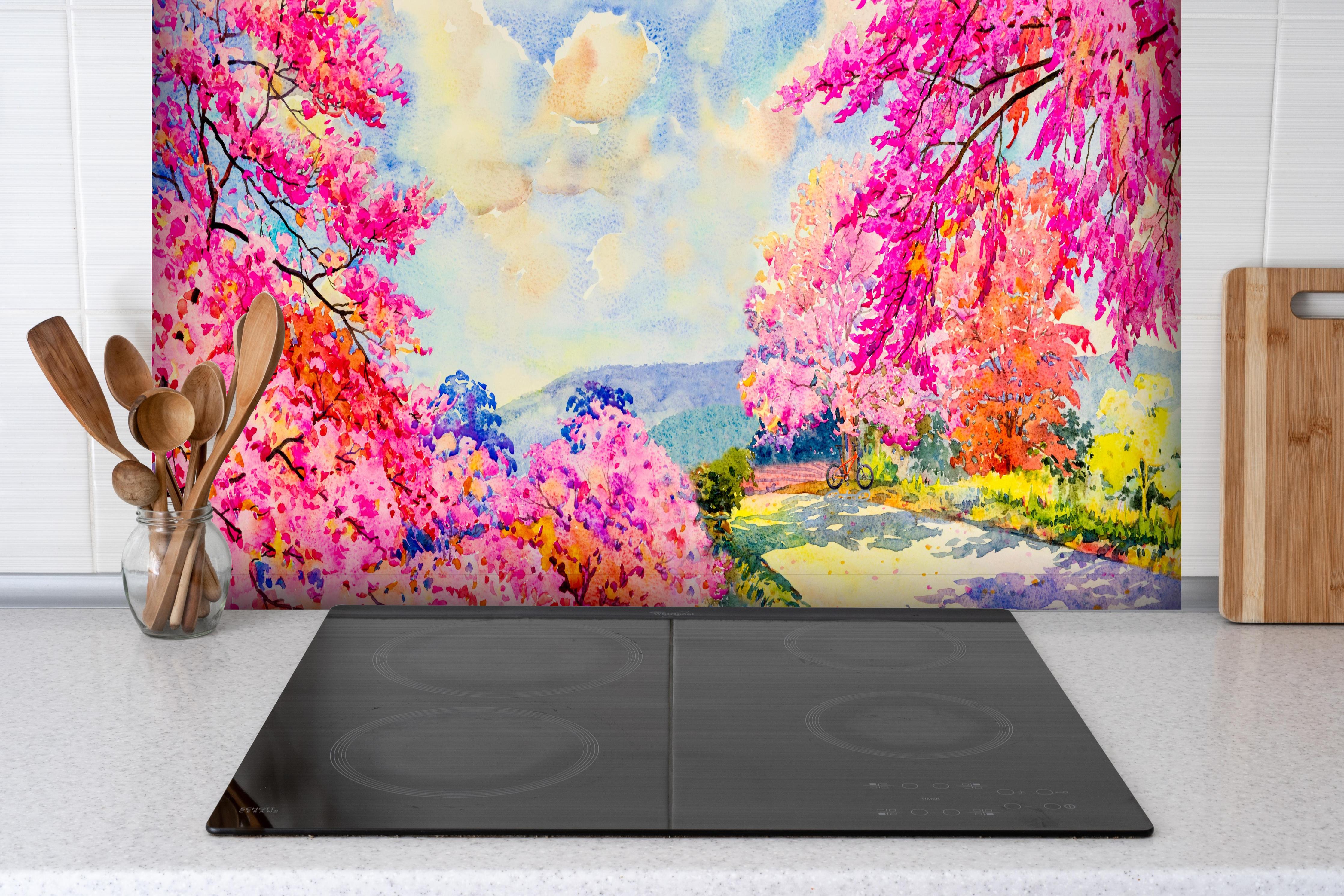 Spritzschutz - Bunte Aquarellmalerei Blumen und Himmel hinter einem Cerankochfeld zwischen Holz-Kochutensilien