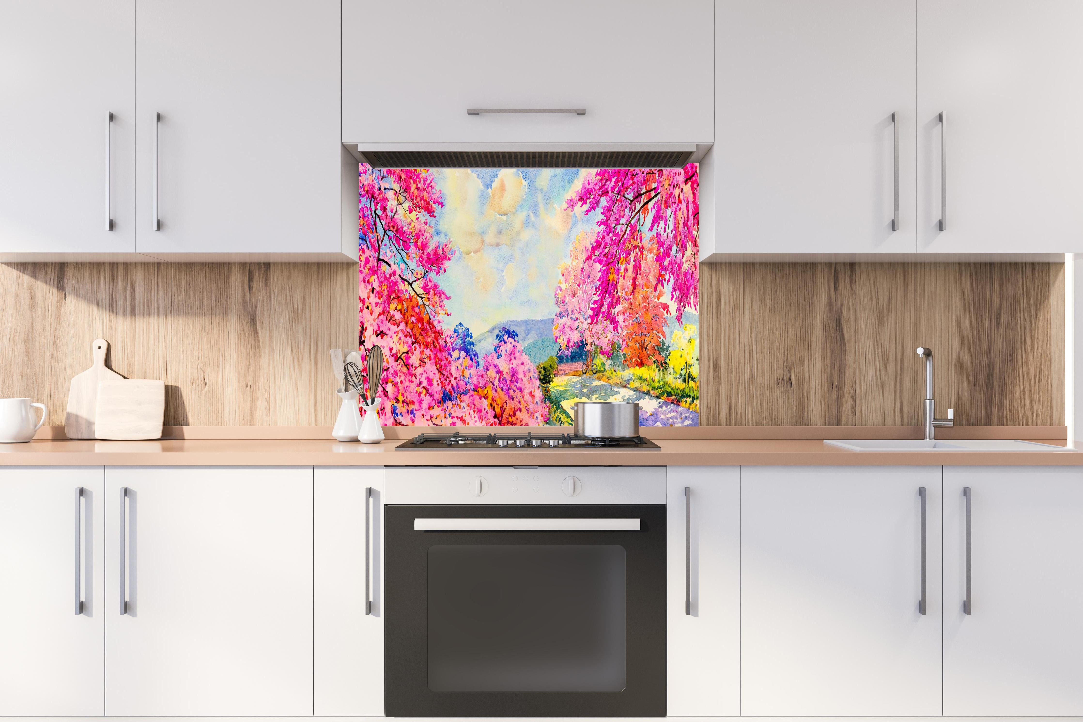 Spritzschutz - Bunte Aquarellmalerei Blumen und Himmel hinter einem Cerankochfeld zwischen Holz-Kochutensilien