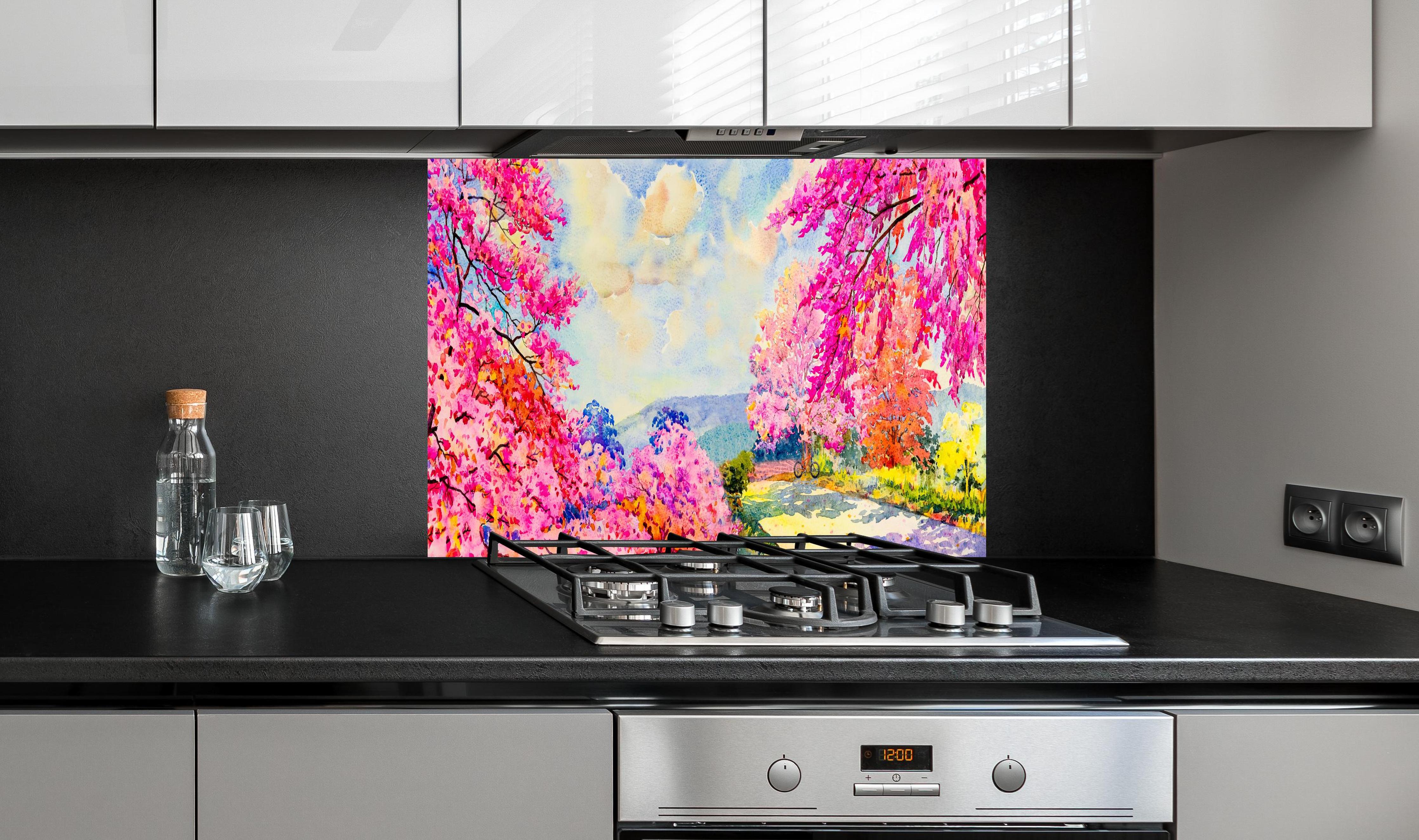 Spritzschutz - Bunte Aquarellmalerei Blumen und Himmel hinter einem Cerankochfeld zwischen Holz-Kochutensilien