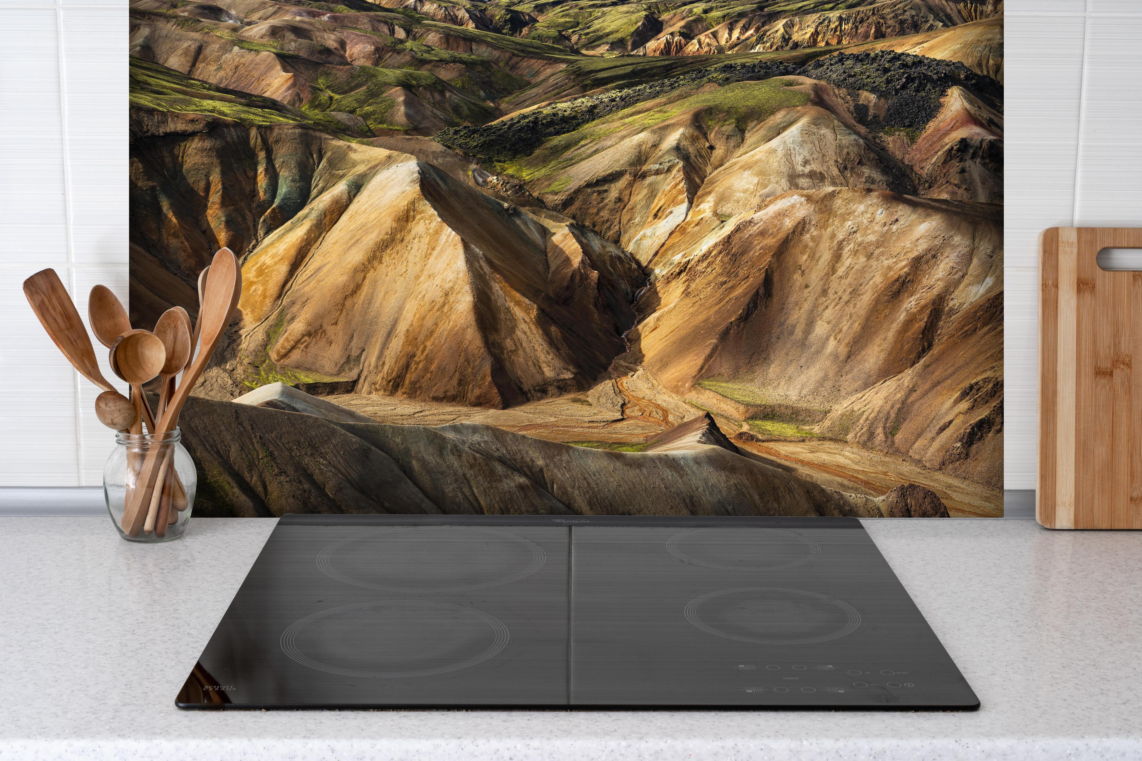 Spritzschutz - Bunte Berge Landmannalaugars Island hinter einem Cerankochfeld zwischen Holz-Kochutensilien