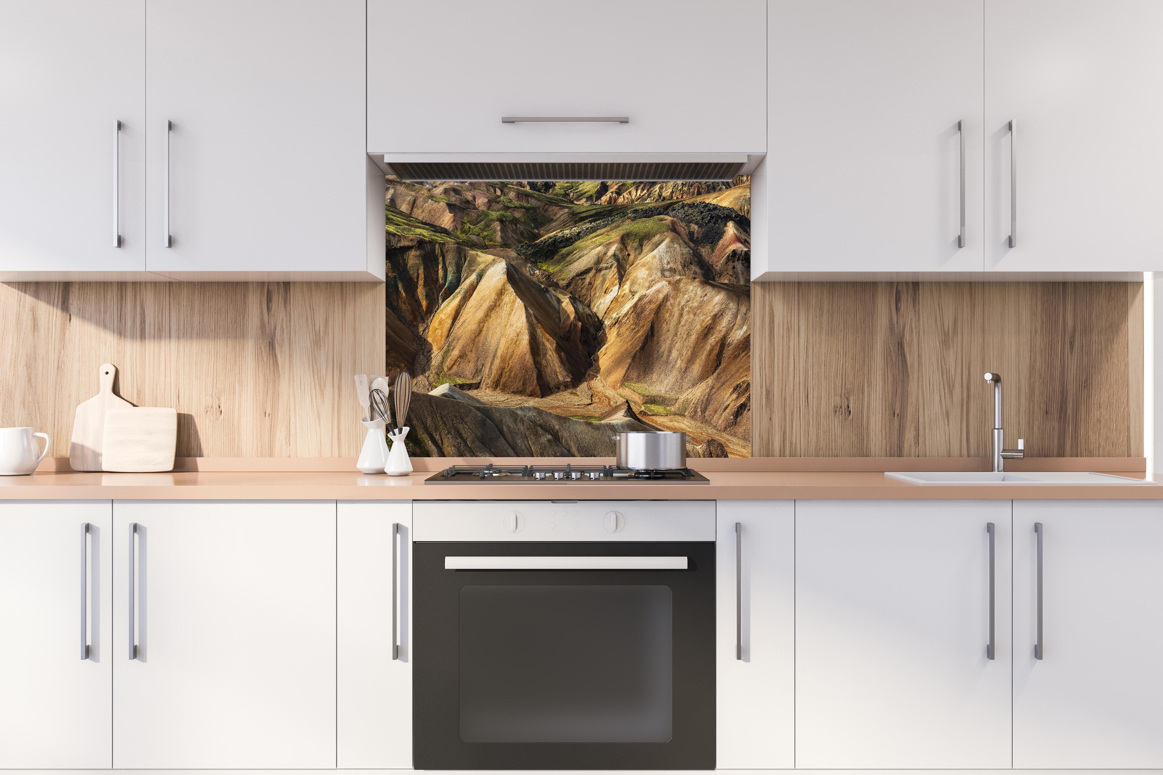 Spritzschutz - Bunte Berge Landmannalaugars Island hinter einem Cerankochfeld zwischen Holz-Kochutensilien