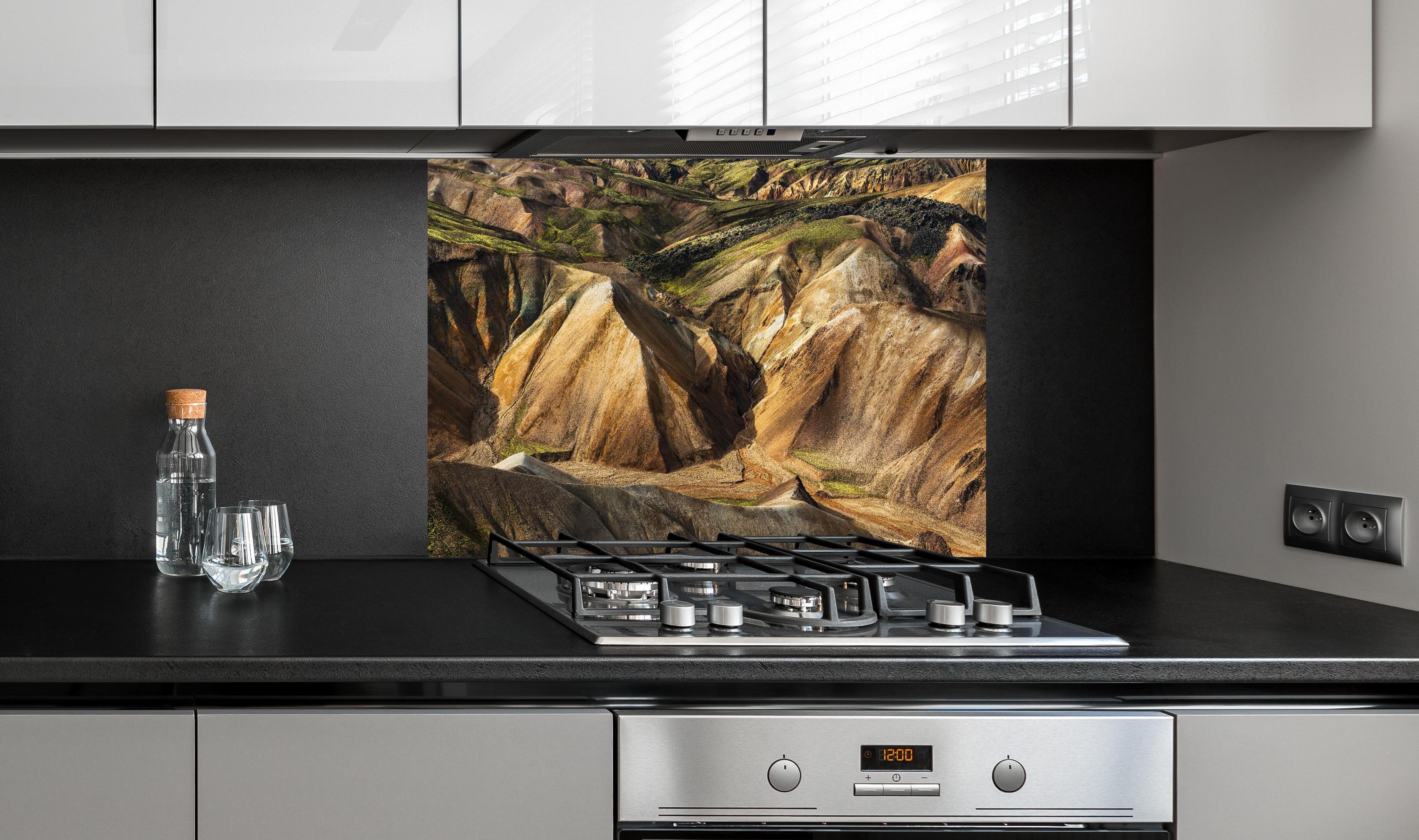 Spritzschutz - Bunte Berge Landmannalaugars Island hinter einem Cerankochfeld zwischen Holz-Kochutensilien