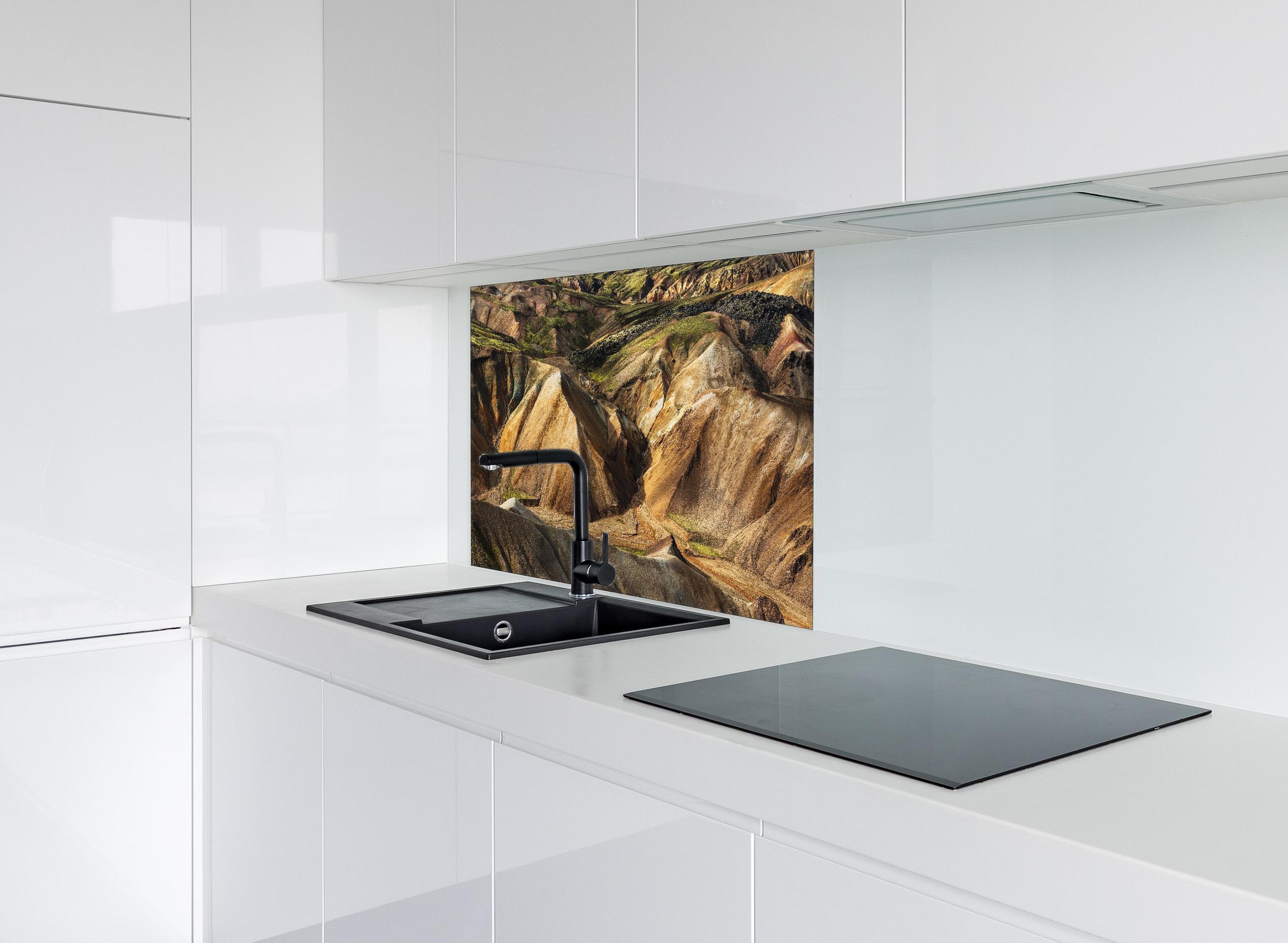 Spritzschutz - Bunte Berge Landmannalaugars Island hinter einem Cerankochfeld zwischen Holz-Kochutensilien