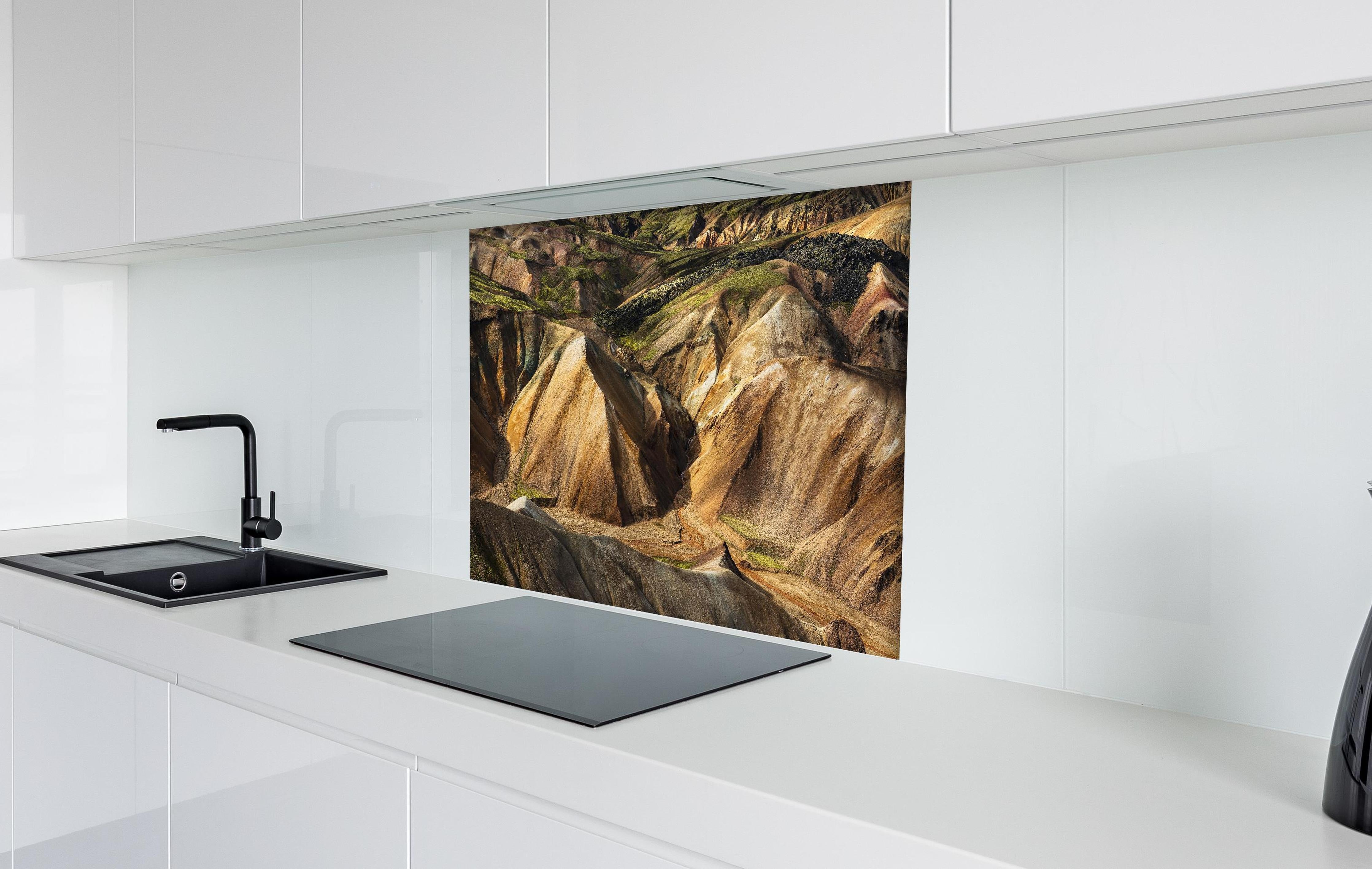 Spritzschutz - Bunte Berge Landmannalaugars Island hinter einem Cerankochfeld zwischen Holz-Kochutensilien