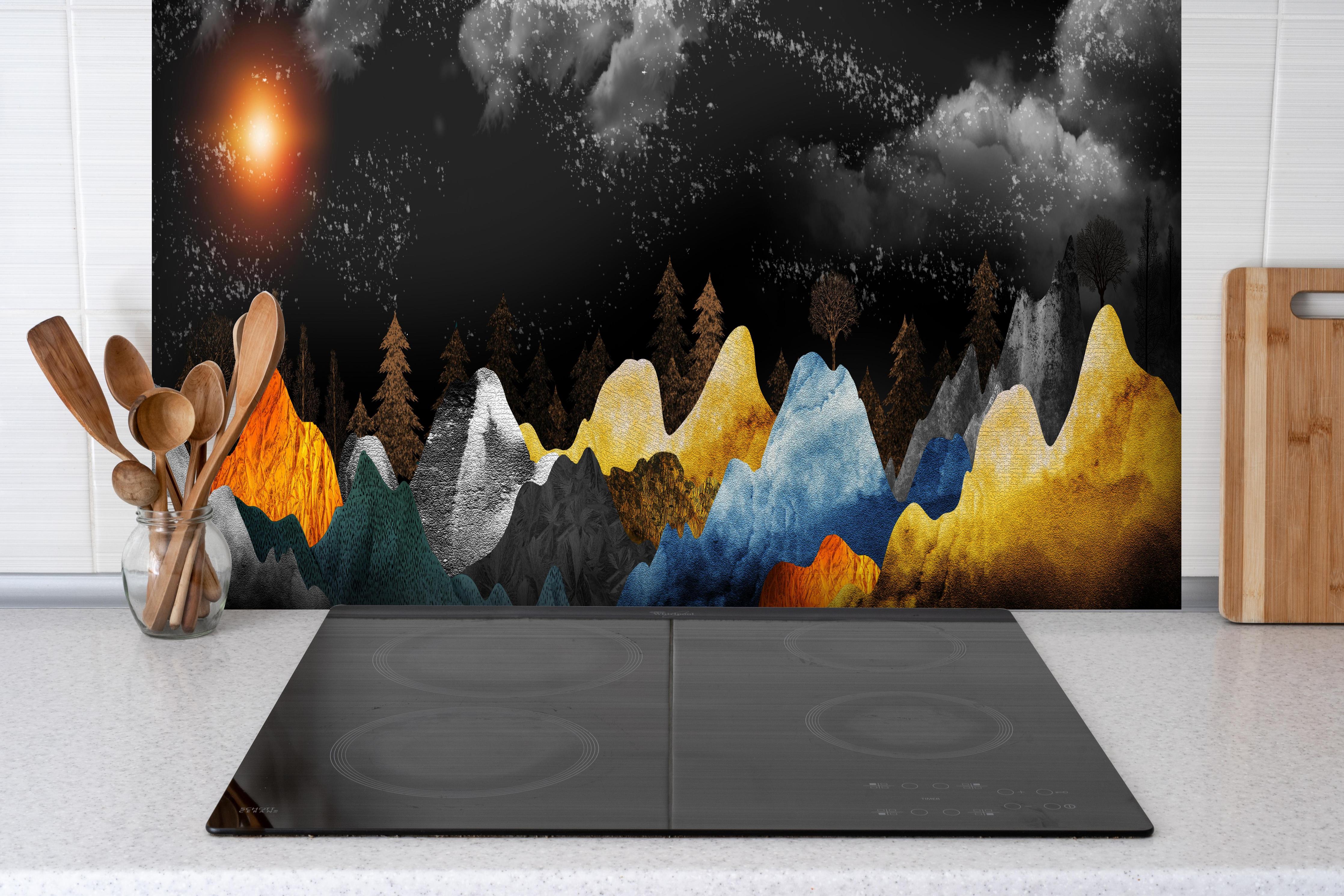Spritzschutz - Bunte Berge Winterlandschaft Wanddekor hinter einem Cerankochfeld zwischen Holz-Kochutensilien