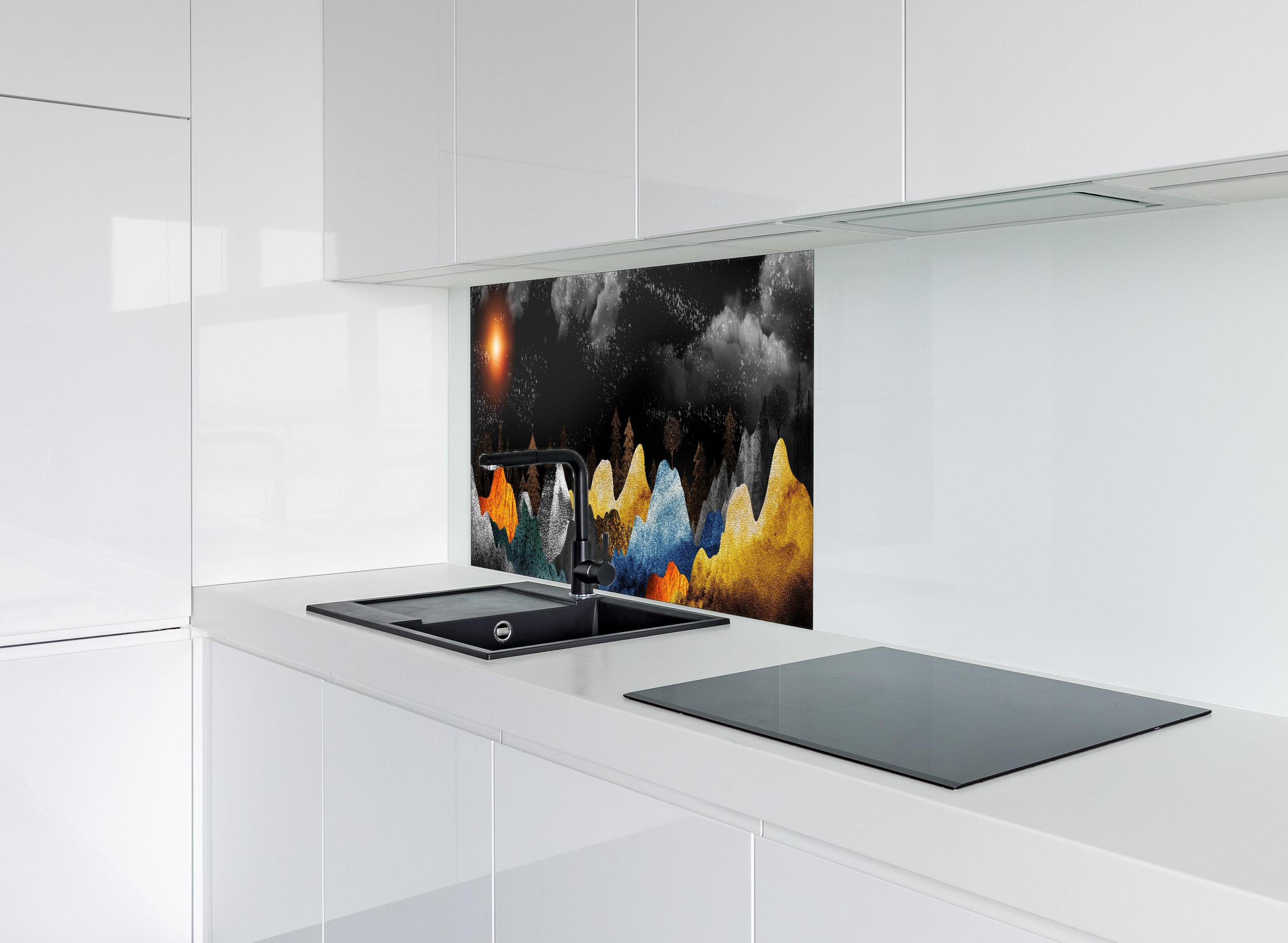 Spritzschutz - Bunte Berge Winterlandschaft Wanddekor hinter einem Cerankochfeld zwischen Holz-Kochutensilien