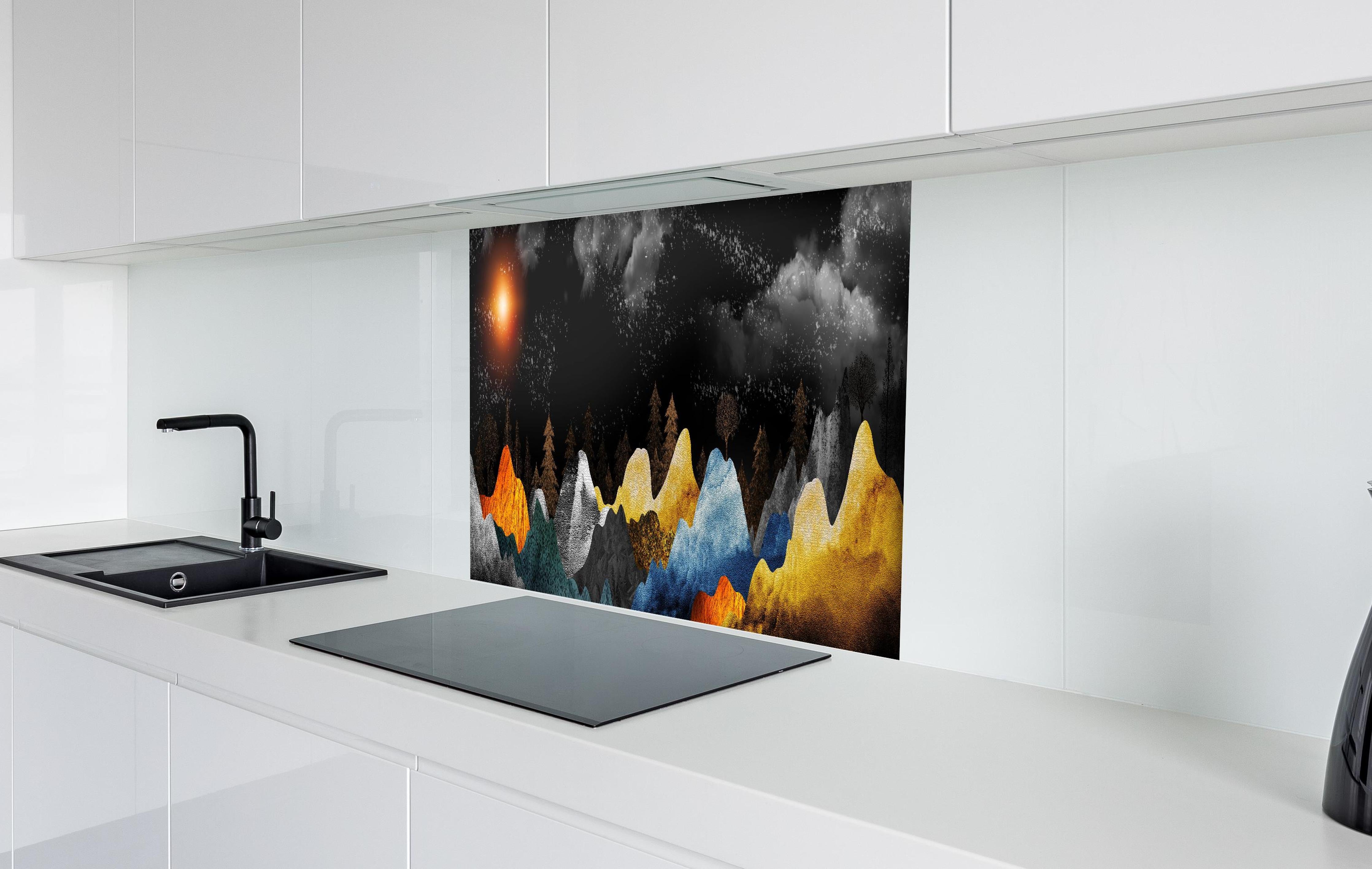 Spritzschutz - Bunte Berge Winterlandschaft Wanddekor hinter einem Cerankochfeld zwischen Holz-Kochutensilien