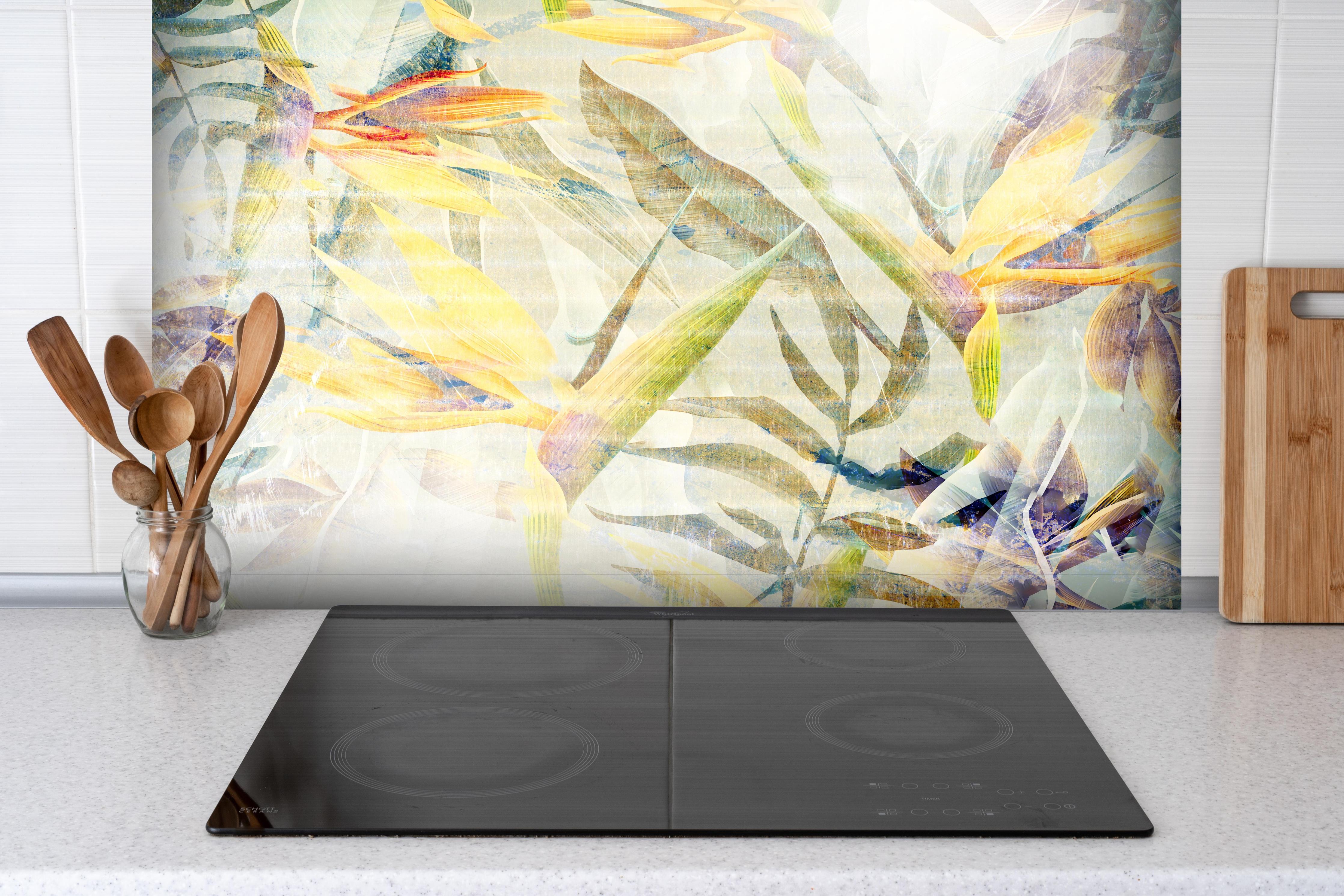 Spritzschutz - Bunte Blumen - Portait hinter einem Cerankochfeld zwischen Holz-Kochutensilien