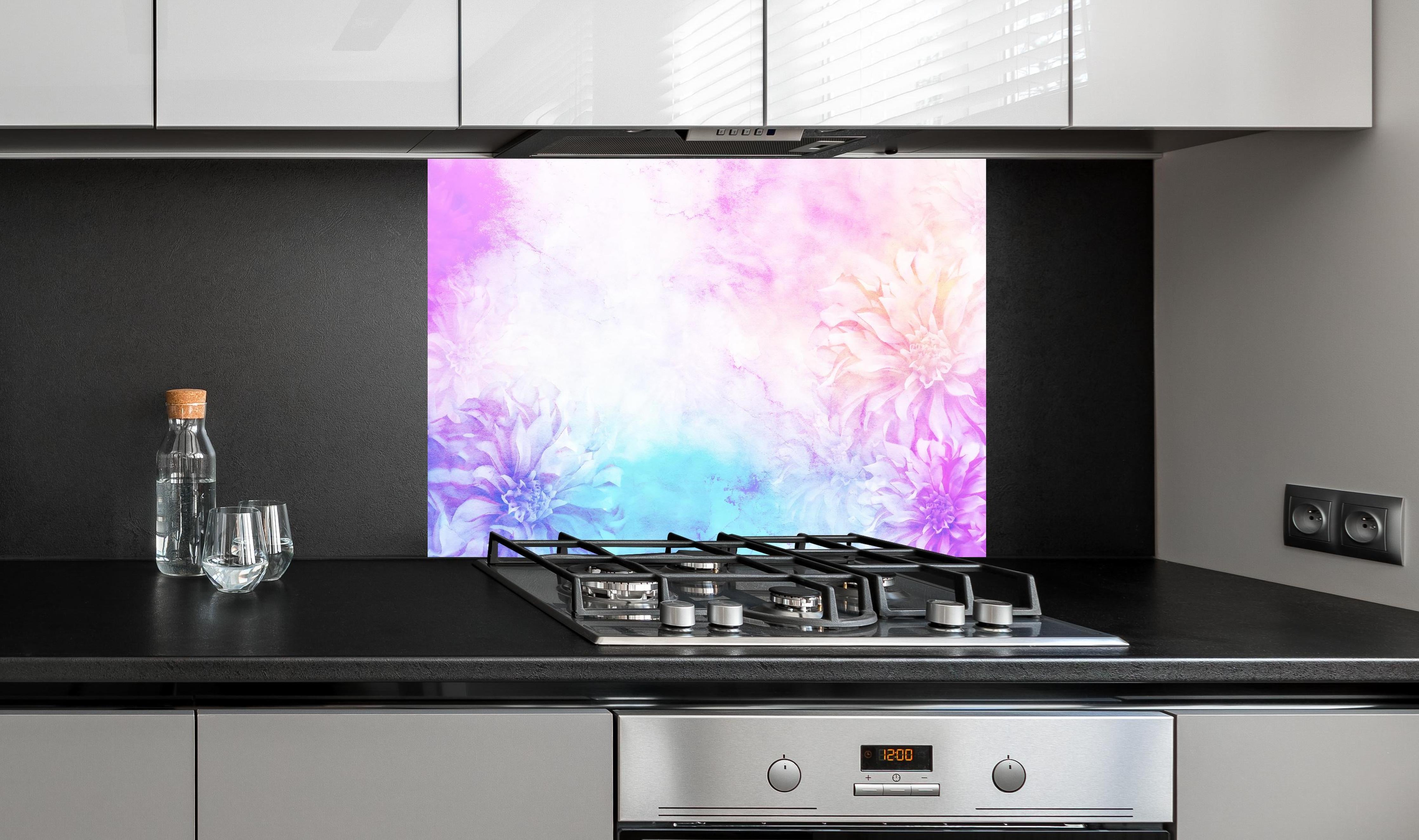 Spritzschutz - Bunte Blumen - Portrait hinter einem Cerankochfeld zwischen Holz-Kochutensilien