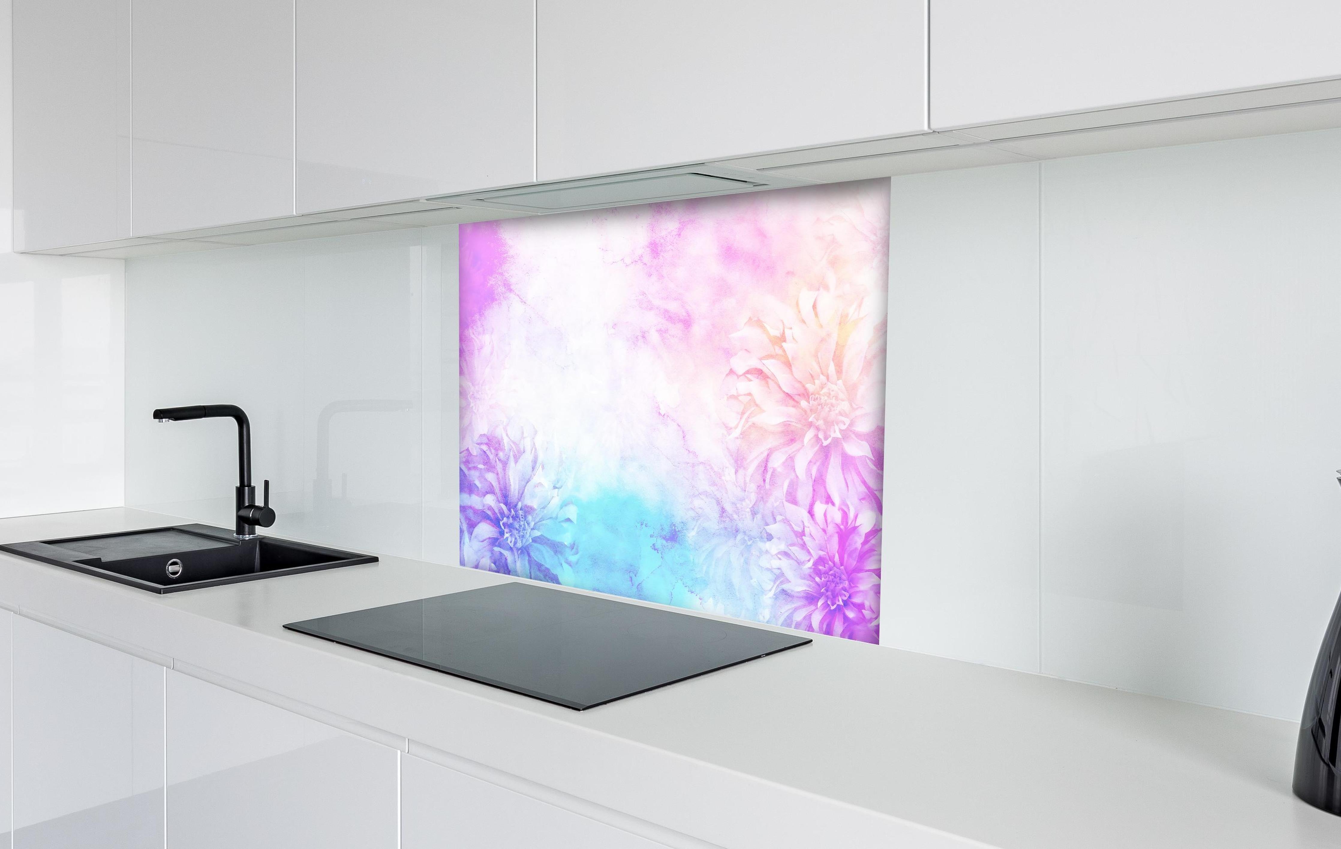 Spritzschutz - Bunte Blumen - Portrait hinter einem Cerankochfeld zwischen Holz-Kochutensilien