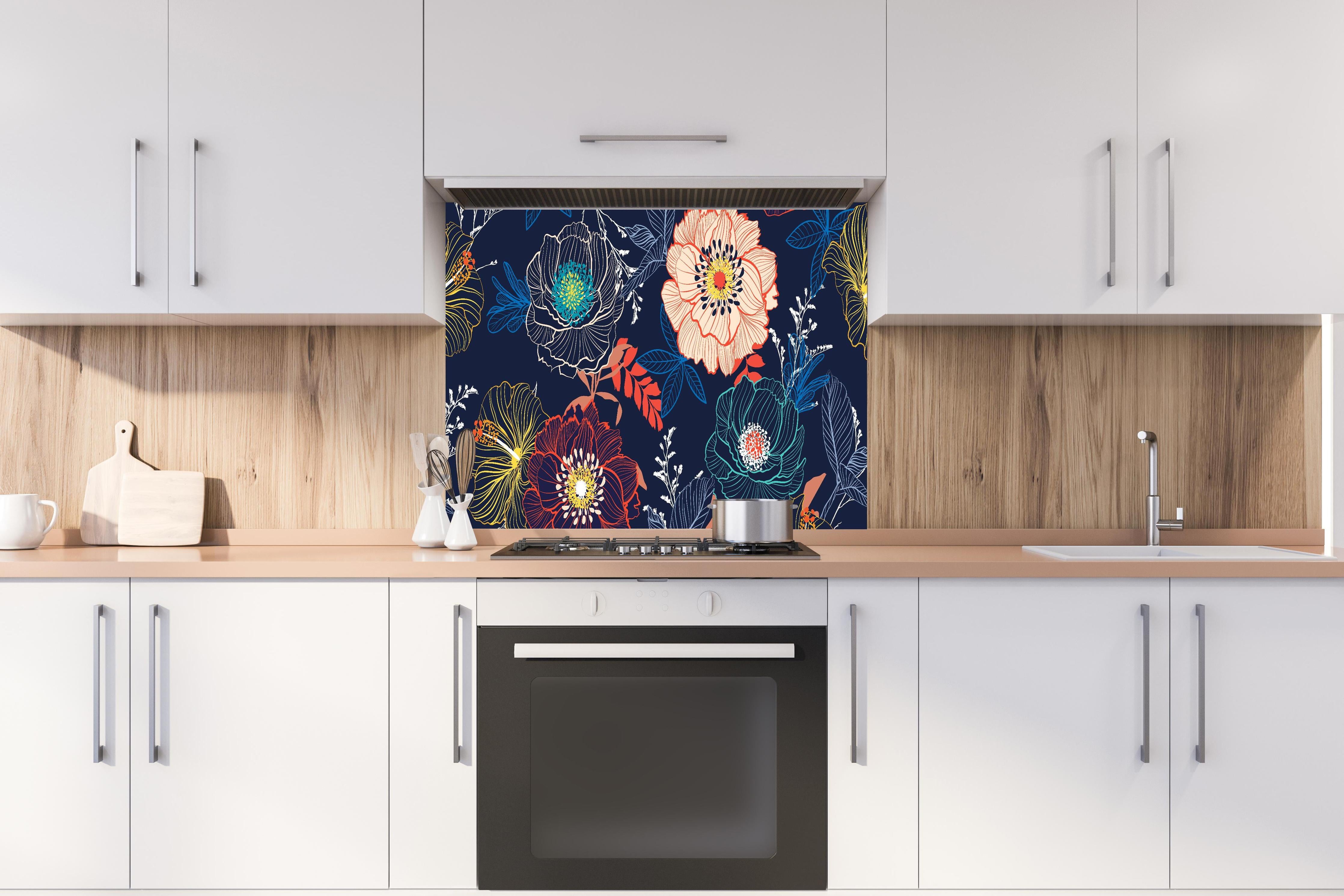 Spritzschutz - Bunte Blumenkunst hinter einem Cerankochfeld zwischen Holz-Kochutensilien