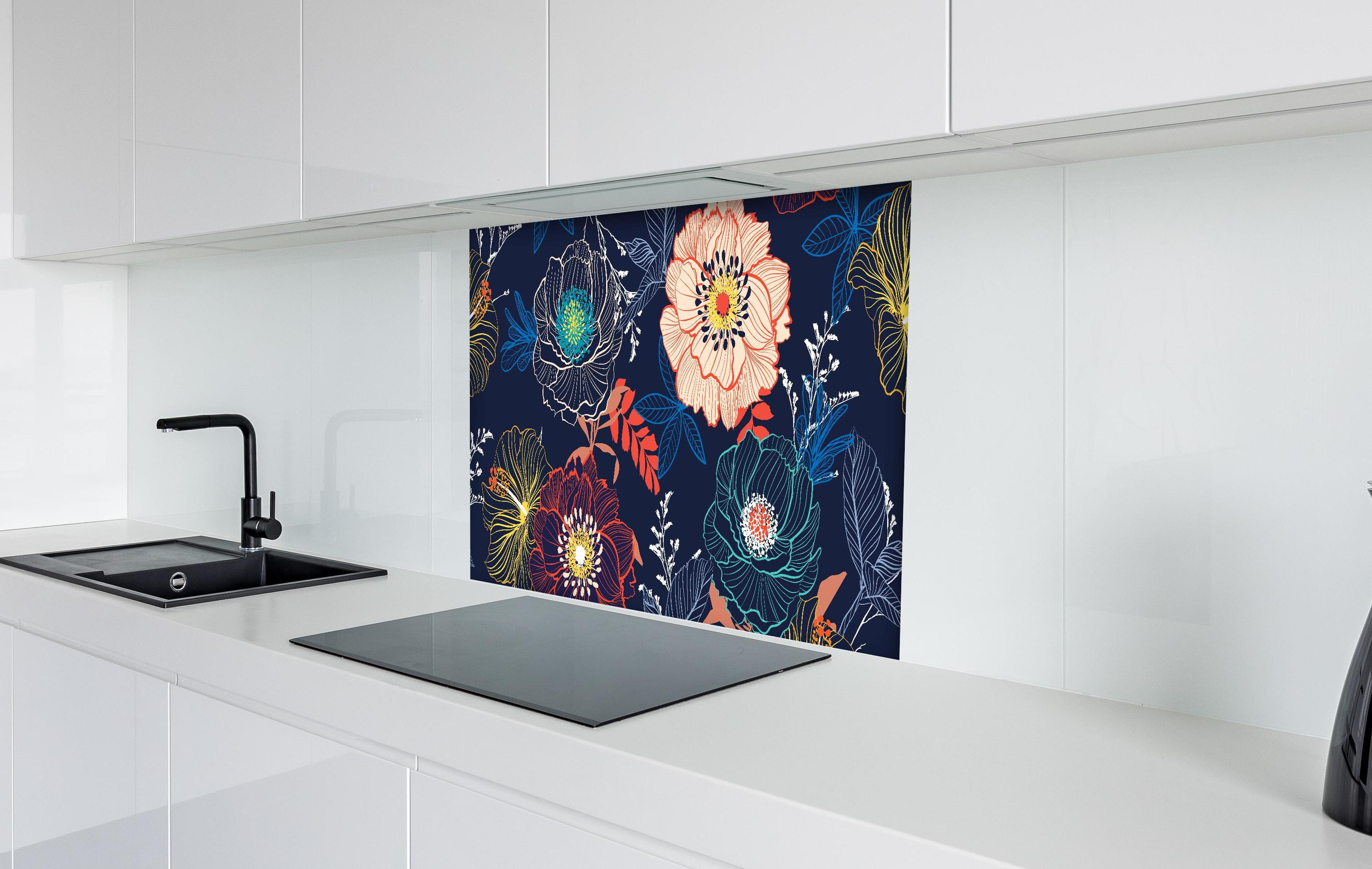 Spritzschutz - Bunte Blumenkunst hinter einem Cerankochfeld zwischen Holz-Kochutensilien