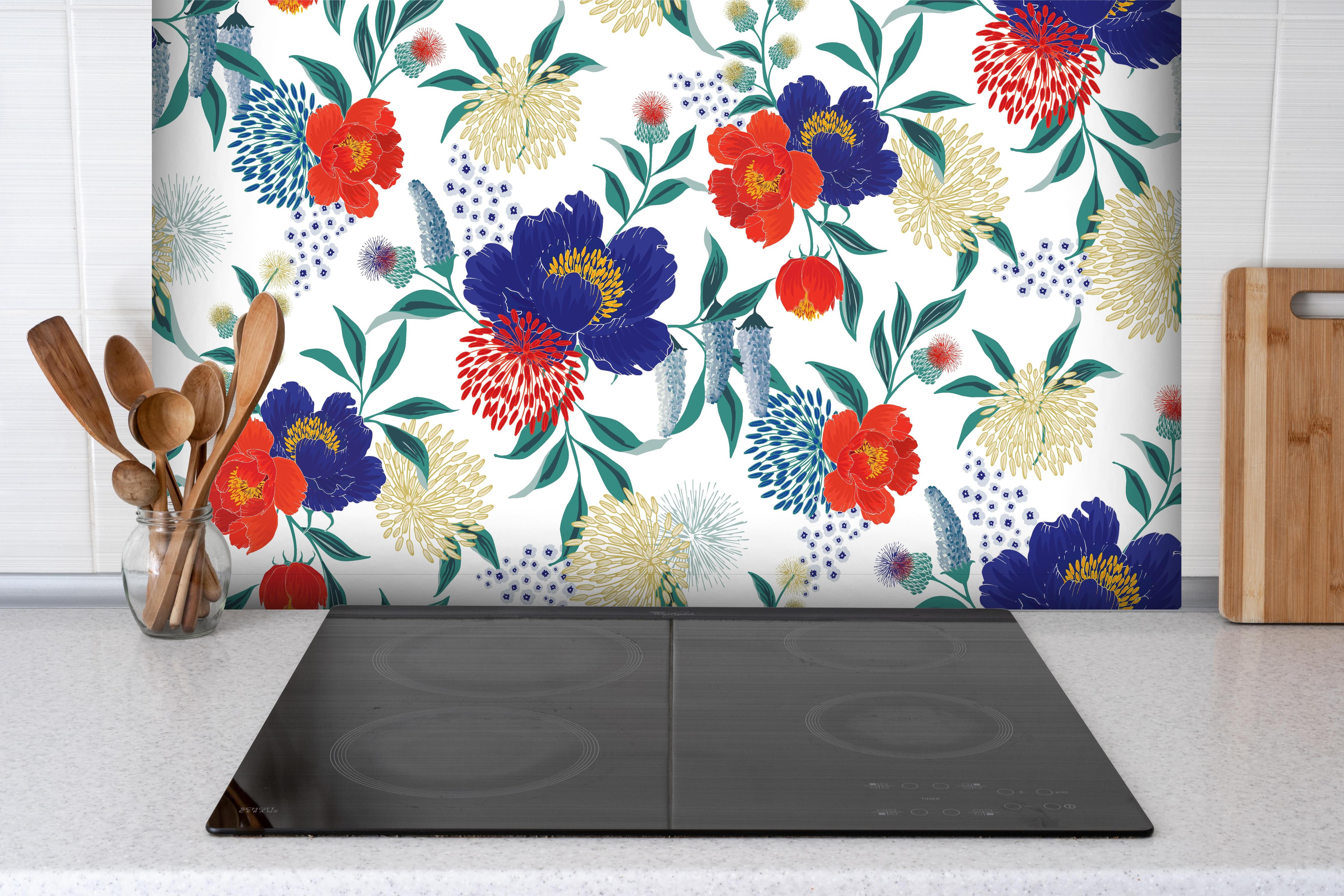 Spritzschutz - Bunte Blumenmuster Wandtapete Design hinter einem Cerankochfeld zwischen Holz-Kochutensilien
