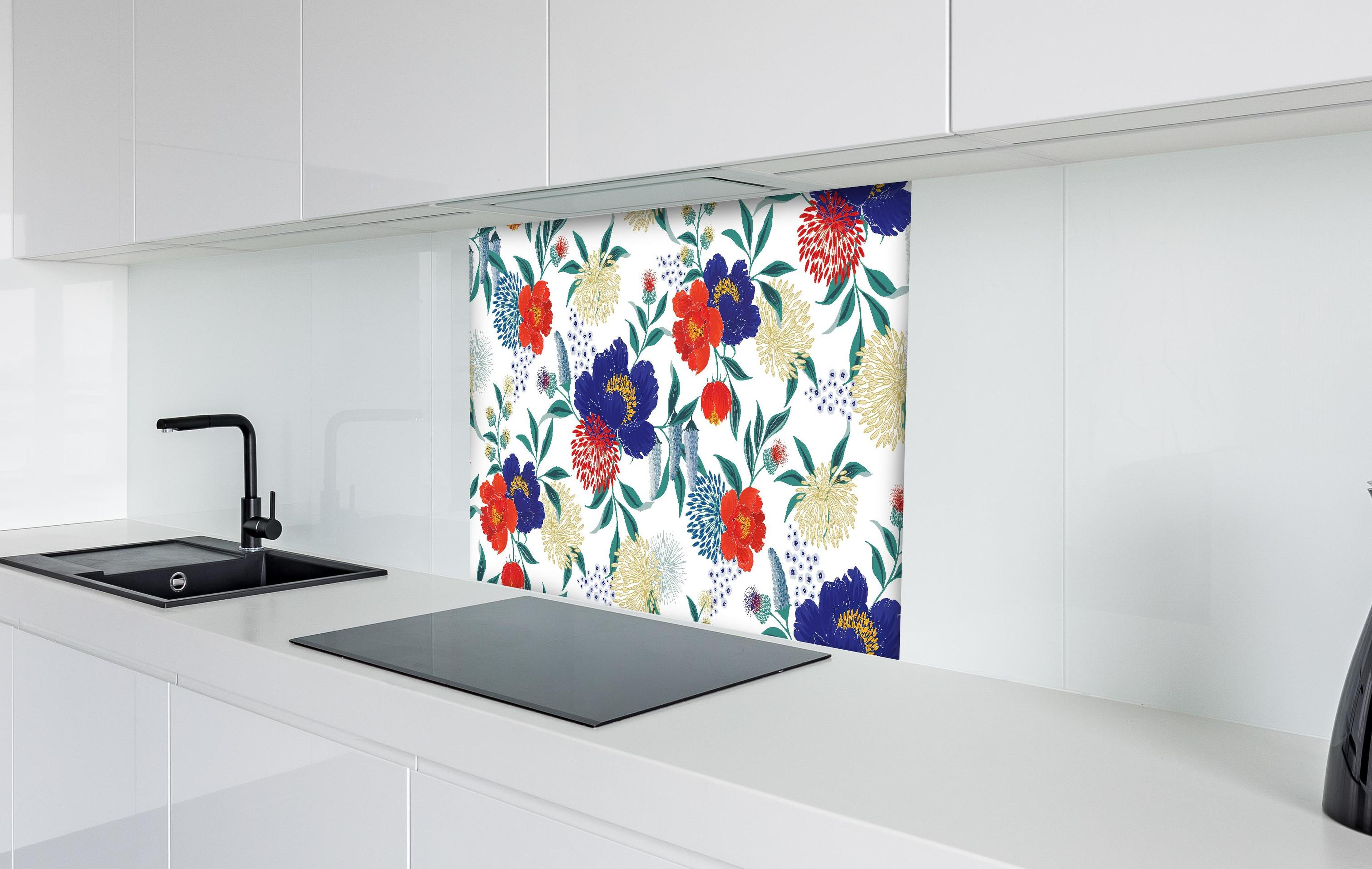 Spritzschutz - Bunte Blumenmuster Wandtapete Design hinter einem Cerankochfeld zwischen Holz-Kochutensilien