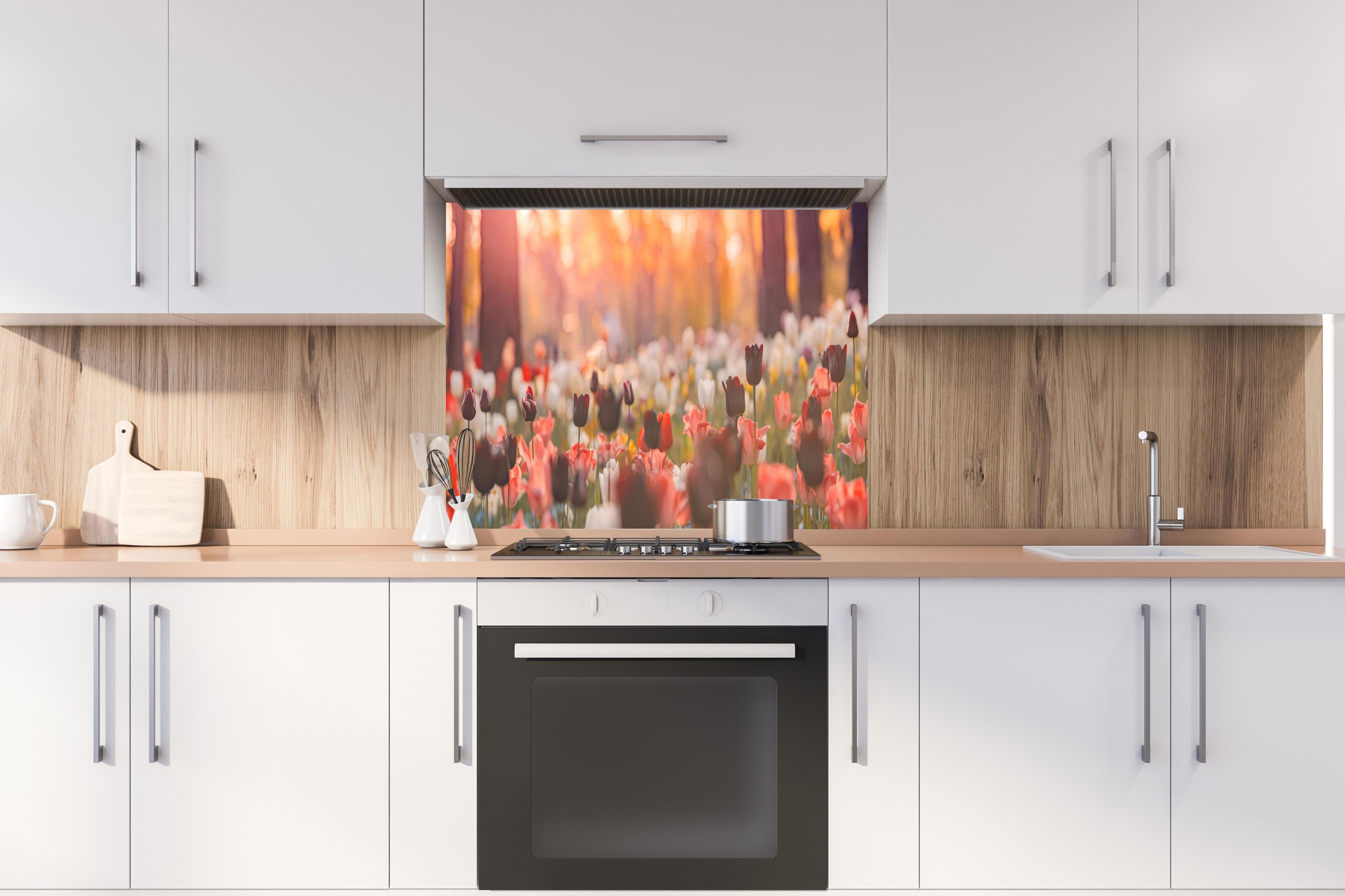 Spritzschutz - Bunte Blumenwiese mit Tulpen hinter einem Cerankochfeld zwischen Holz-Kochutensilien
