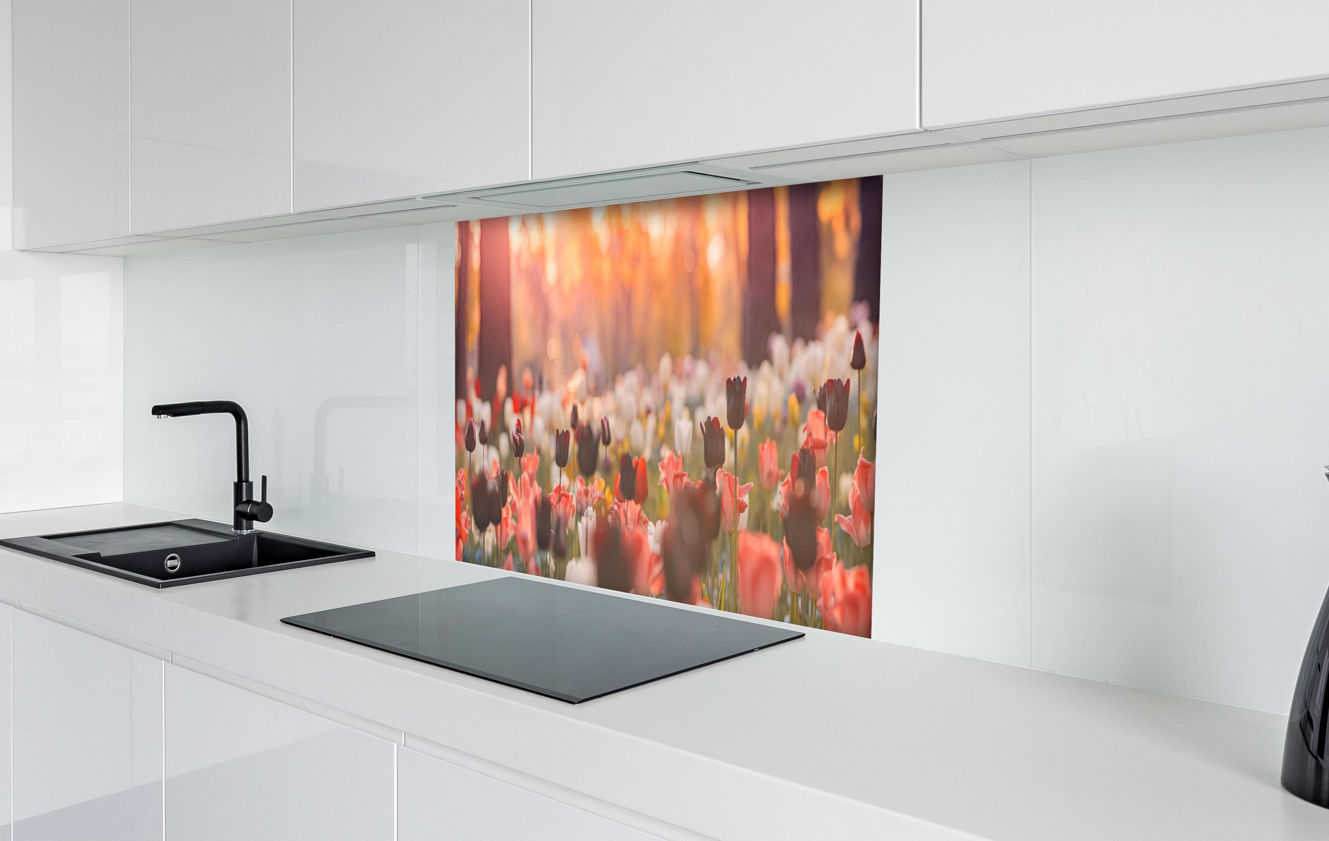 Spritzschutz - Bunte Blumenwiese mit Tulpen hinter einem Cerankochfeld zwischen Holz-Kochutensilien