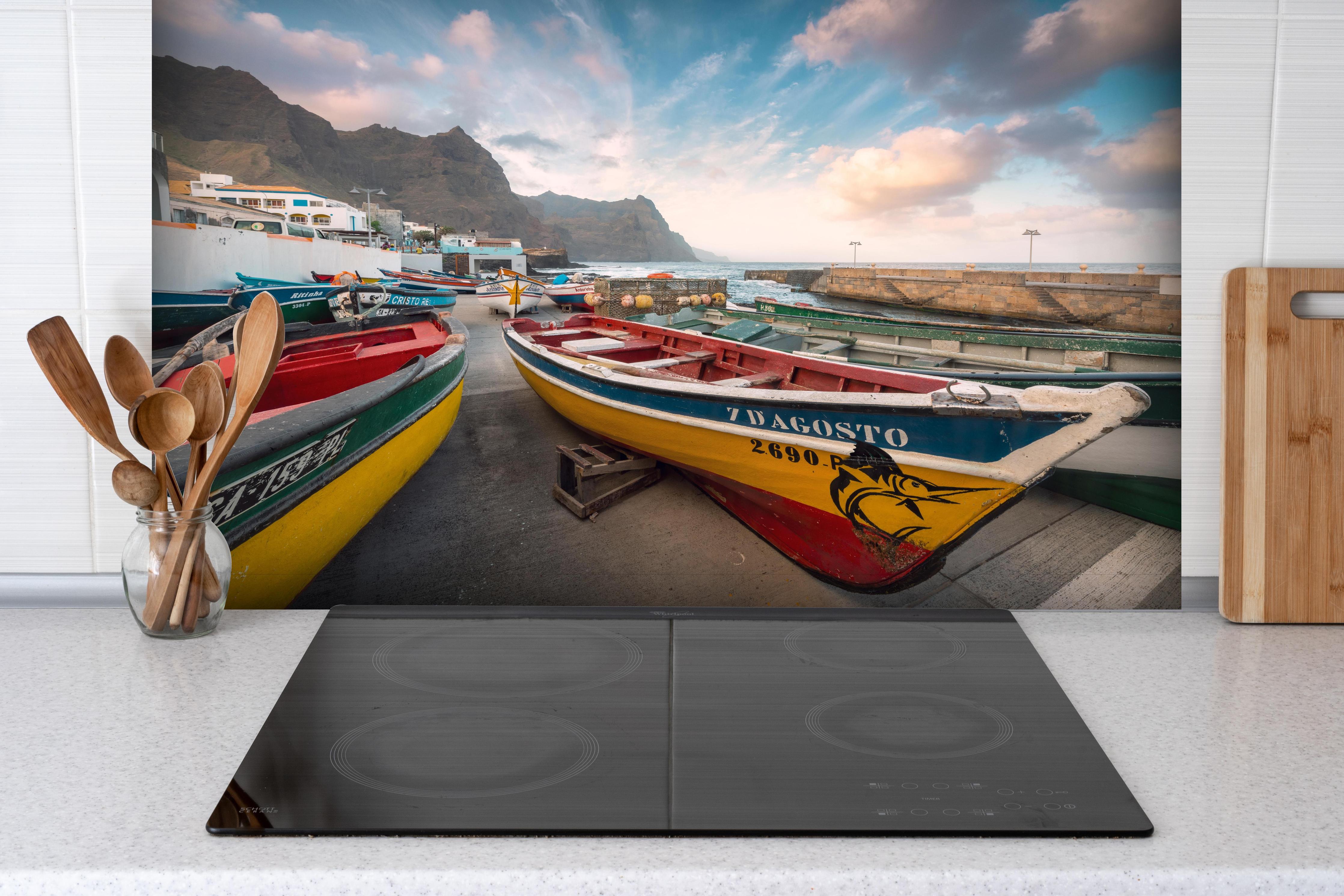 Spritzschutz - Bunte Boote am Strand hinter einem Cerankochfeld zwischen Holz-Kochutensilien