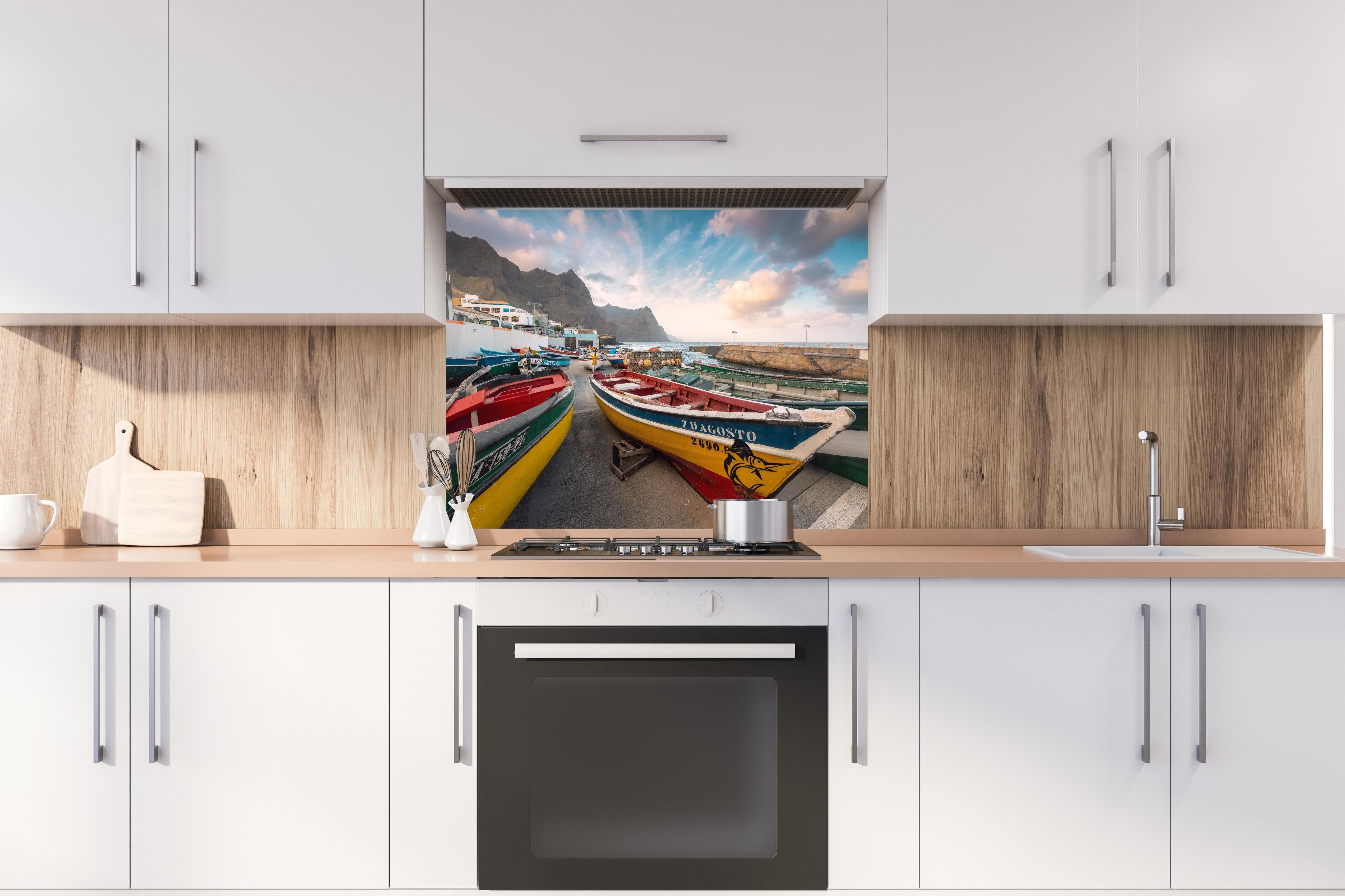 Spritzschutz - Bunte Boote am Strand hinter einem Cerankochfeld zwischen Holz-Kochutensilien