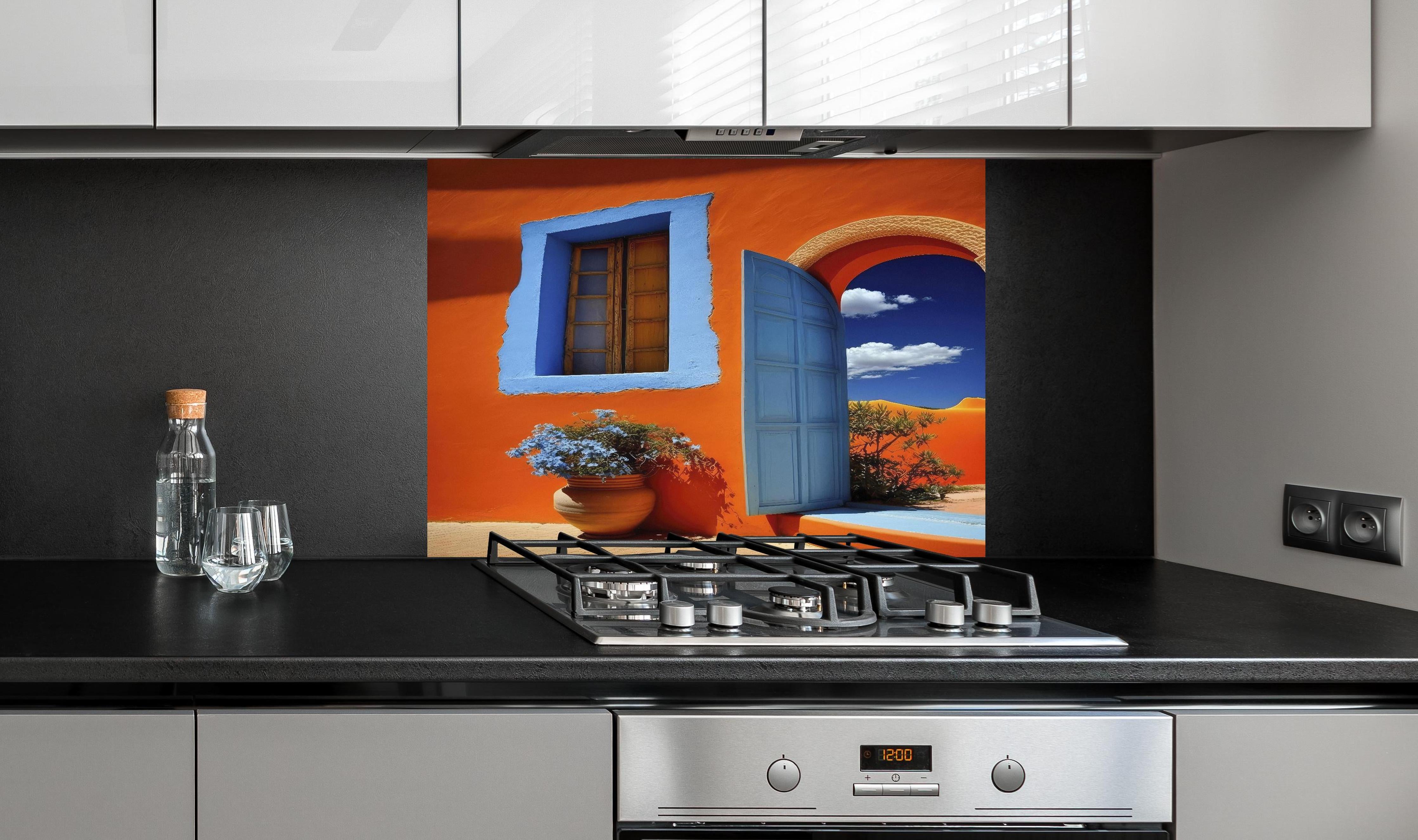 Spritzschutz - Bunte Eingangstür im südlichen Stil hinter einem Cerankochfeld zwischen Holz-Kochutensilien