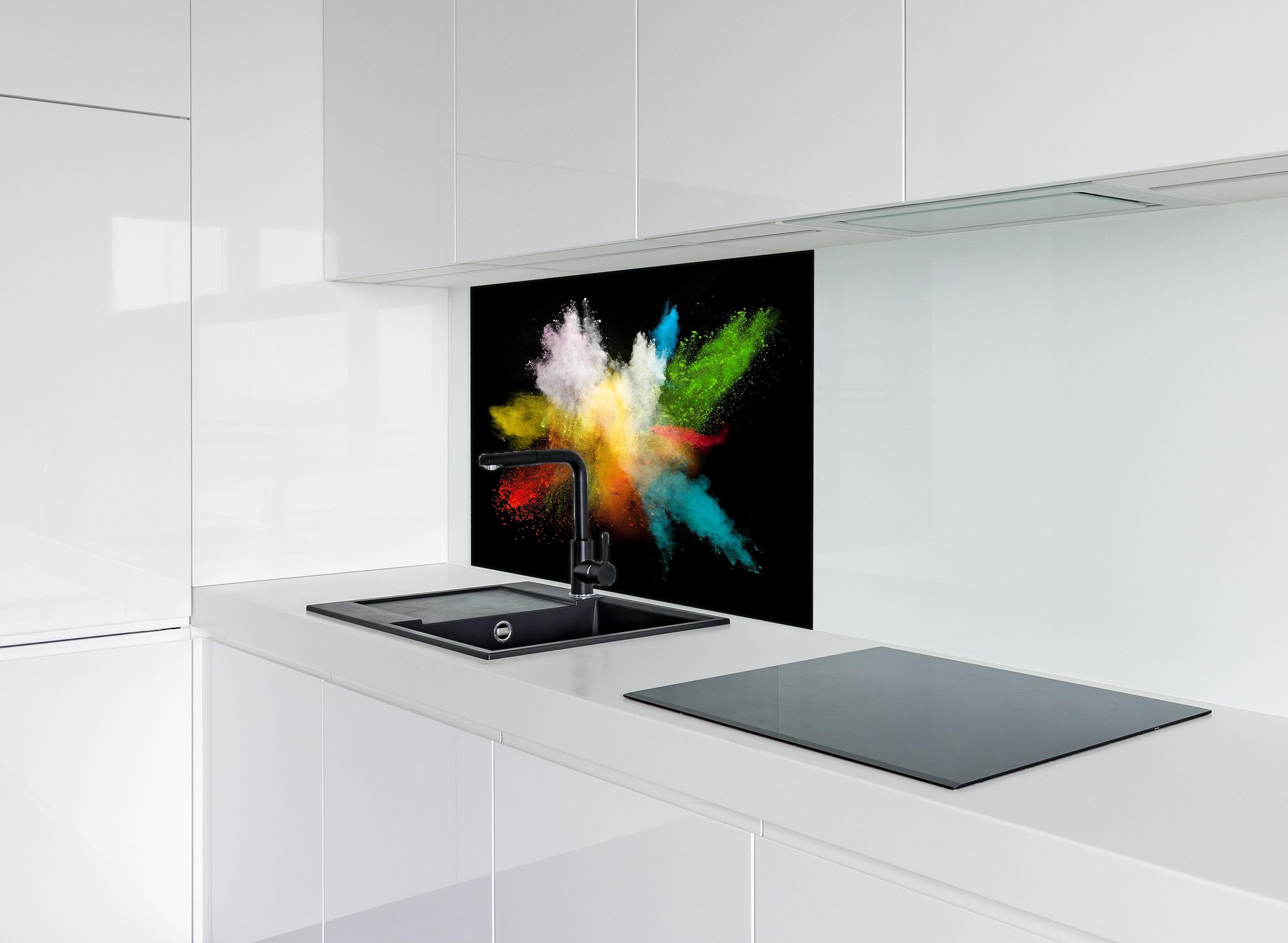 Spritzschutz - Bunte Farbexplosion auf schwarzem Hintergrund hinter einem Cerankochfeld zwischen Holz-Kochutensilien