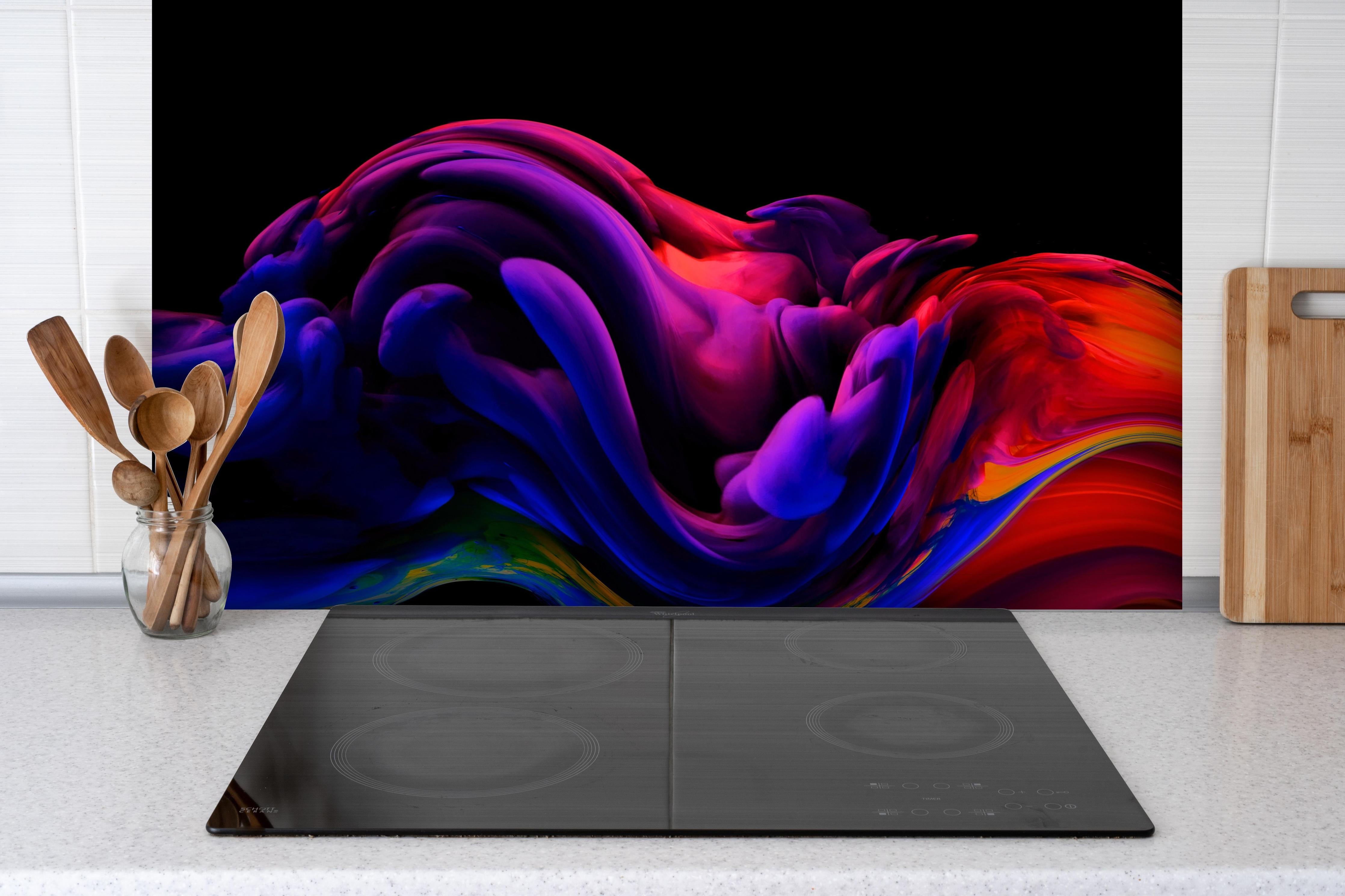 Spritzschutz - Bunte Farbwelle Abstrakte Kunst hinter einem Cerankochfeld zwischen Holz-Kochutensilien