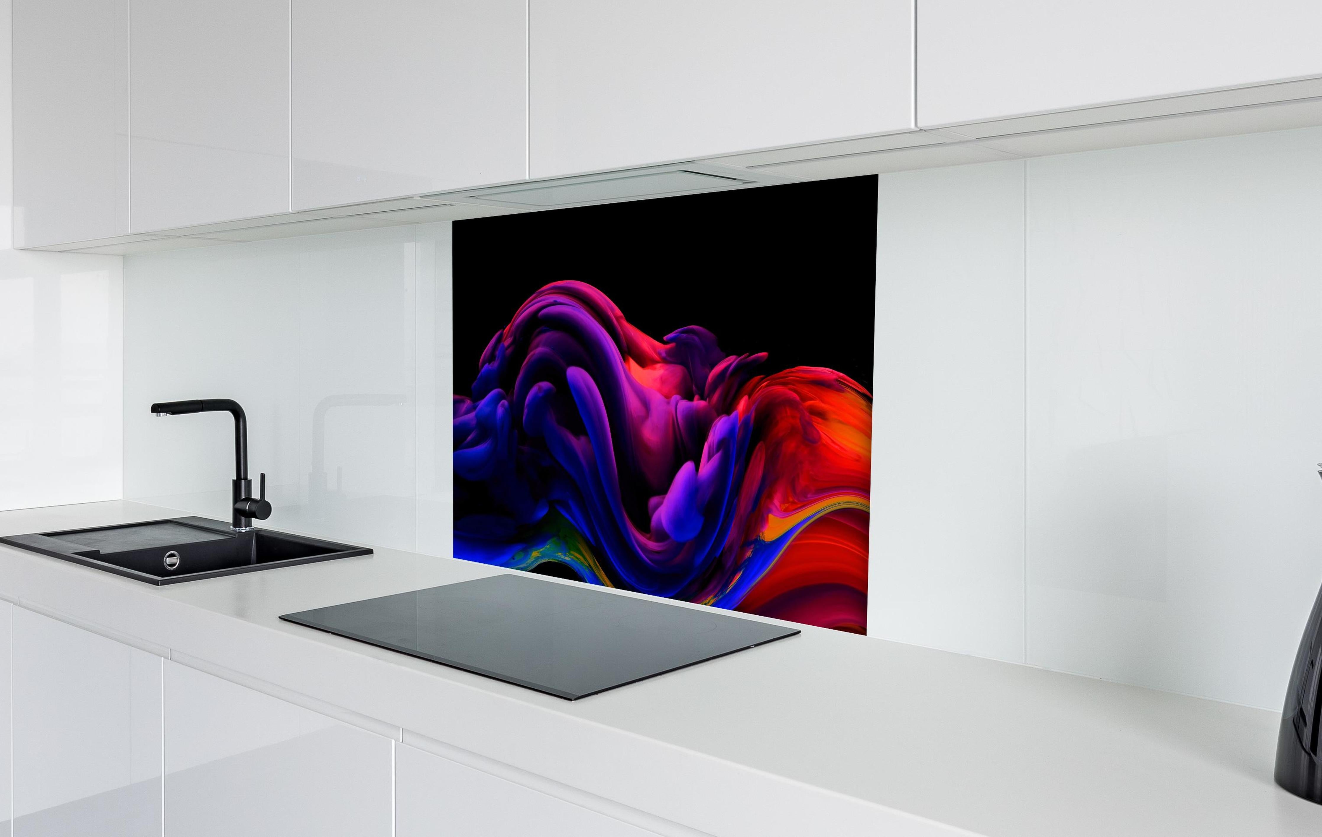 Spritzschutz - Bunte Farbwelle Abstrakte Kunst hinter einem Cerankochfeld zwischen Holz-Kochutensilien