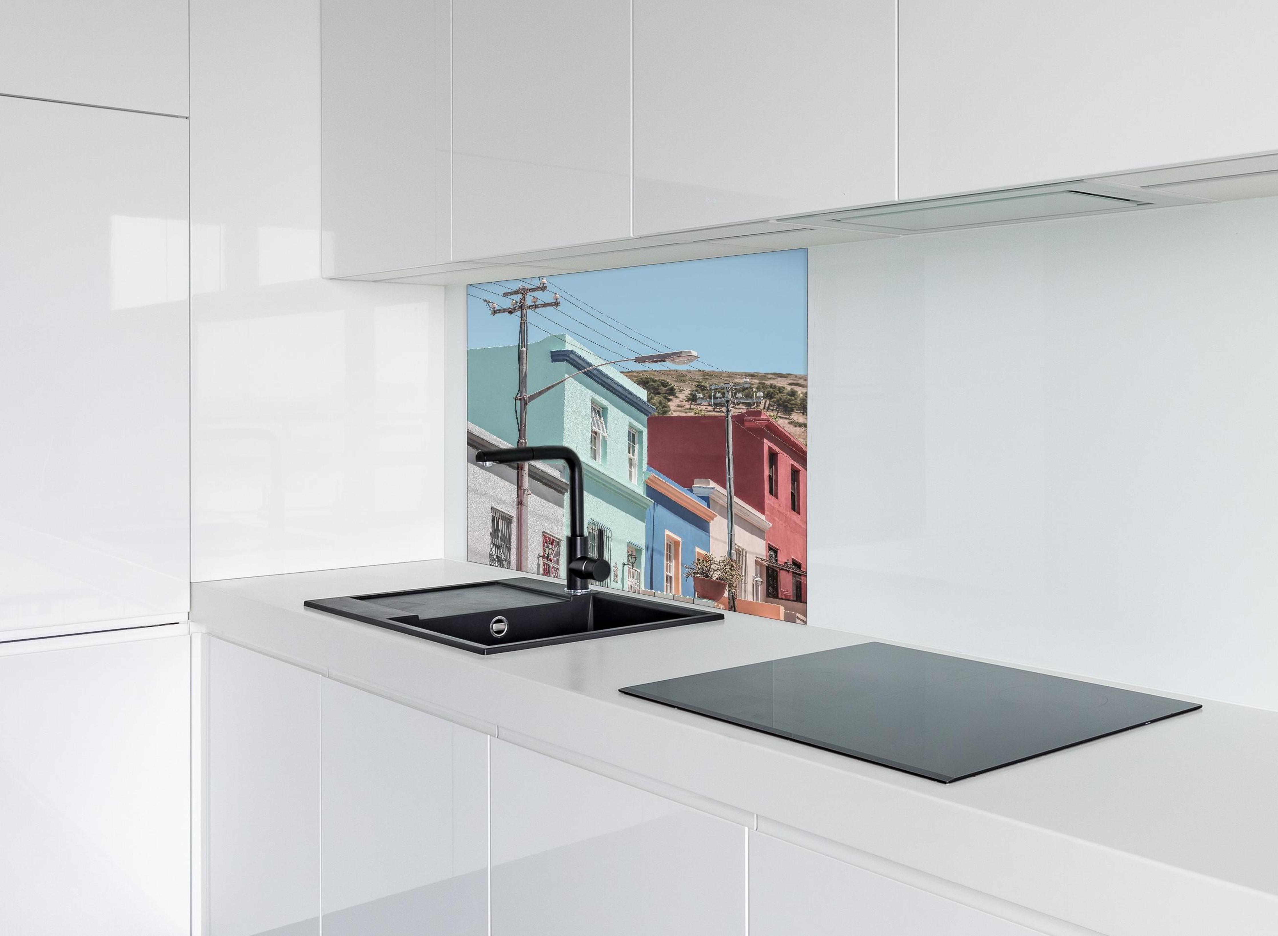 Spritzschutz - Bunte Gebäude - Bo-Kaap, Kapstadt hinter einem Cerankochfeld zwischen Holz-Kochutensilien