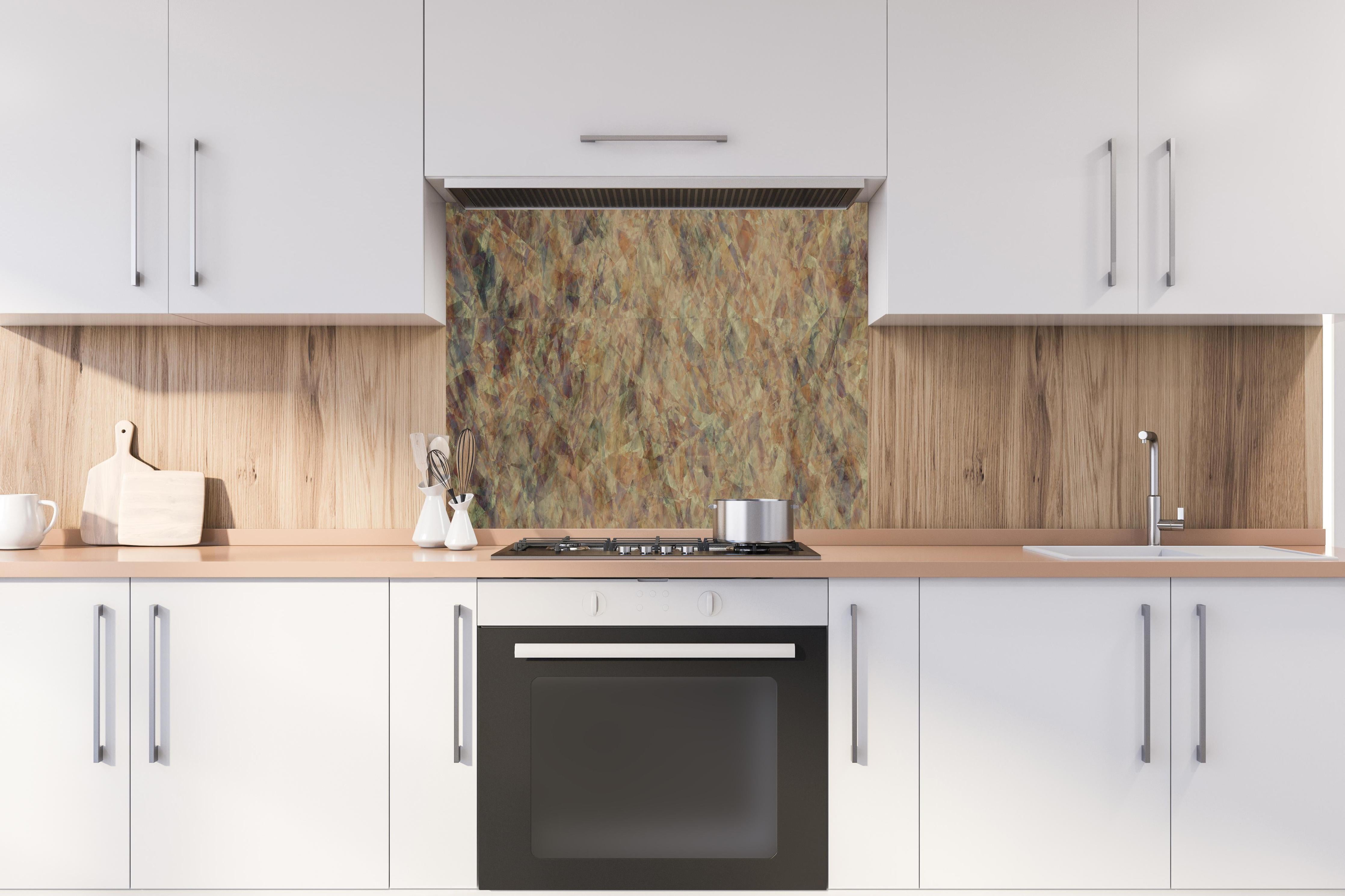 Spritzschutz - Bunte Kristallförmige Wandtextur hinter einem Cerankochfeld zwischen Holz-Kochutensilien