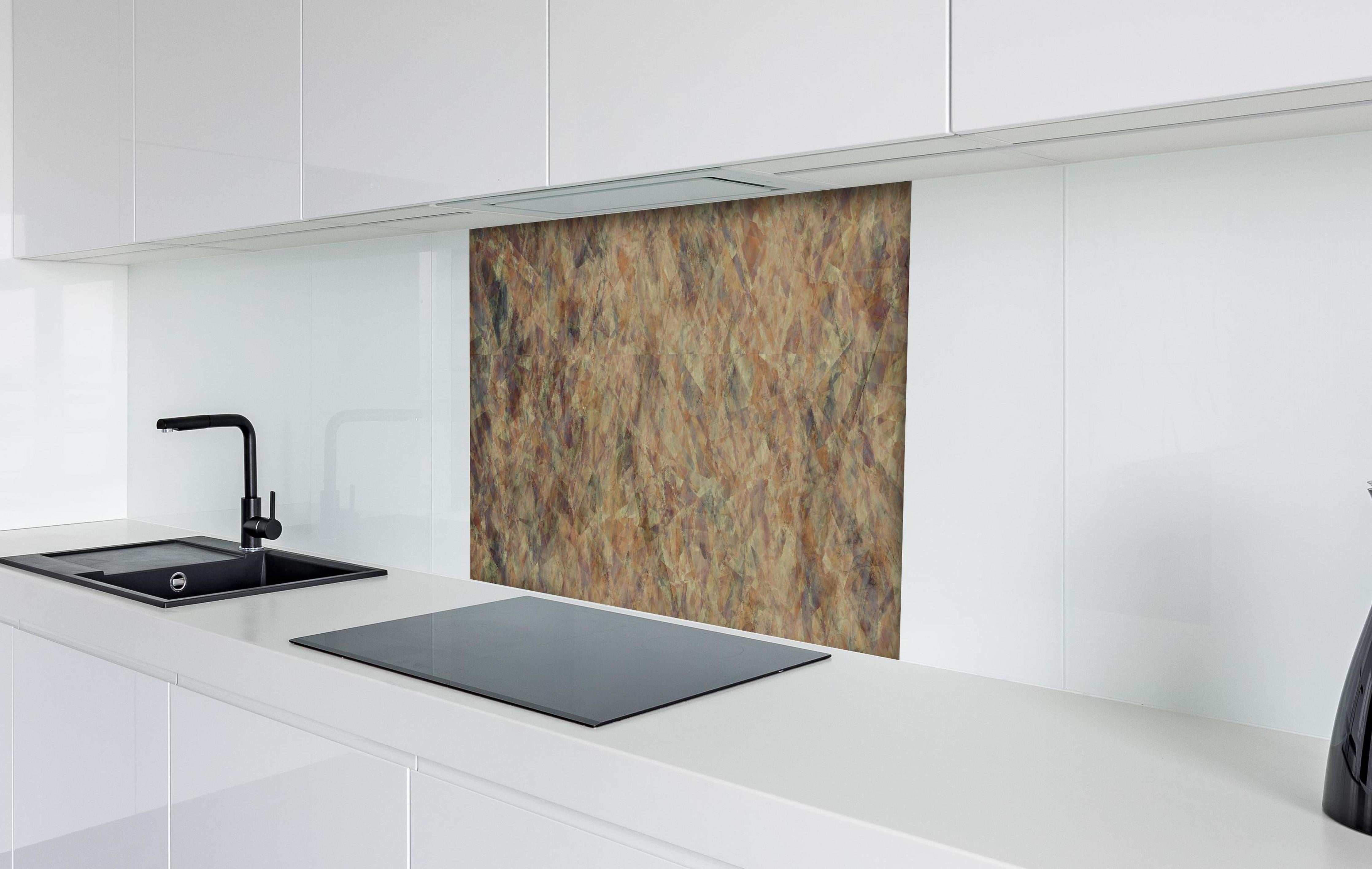 Spritzschutz - Bunte Kristallförmige Wandtextur hinter einem Cerankochfeld zwischen Holz-Kochutensilien