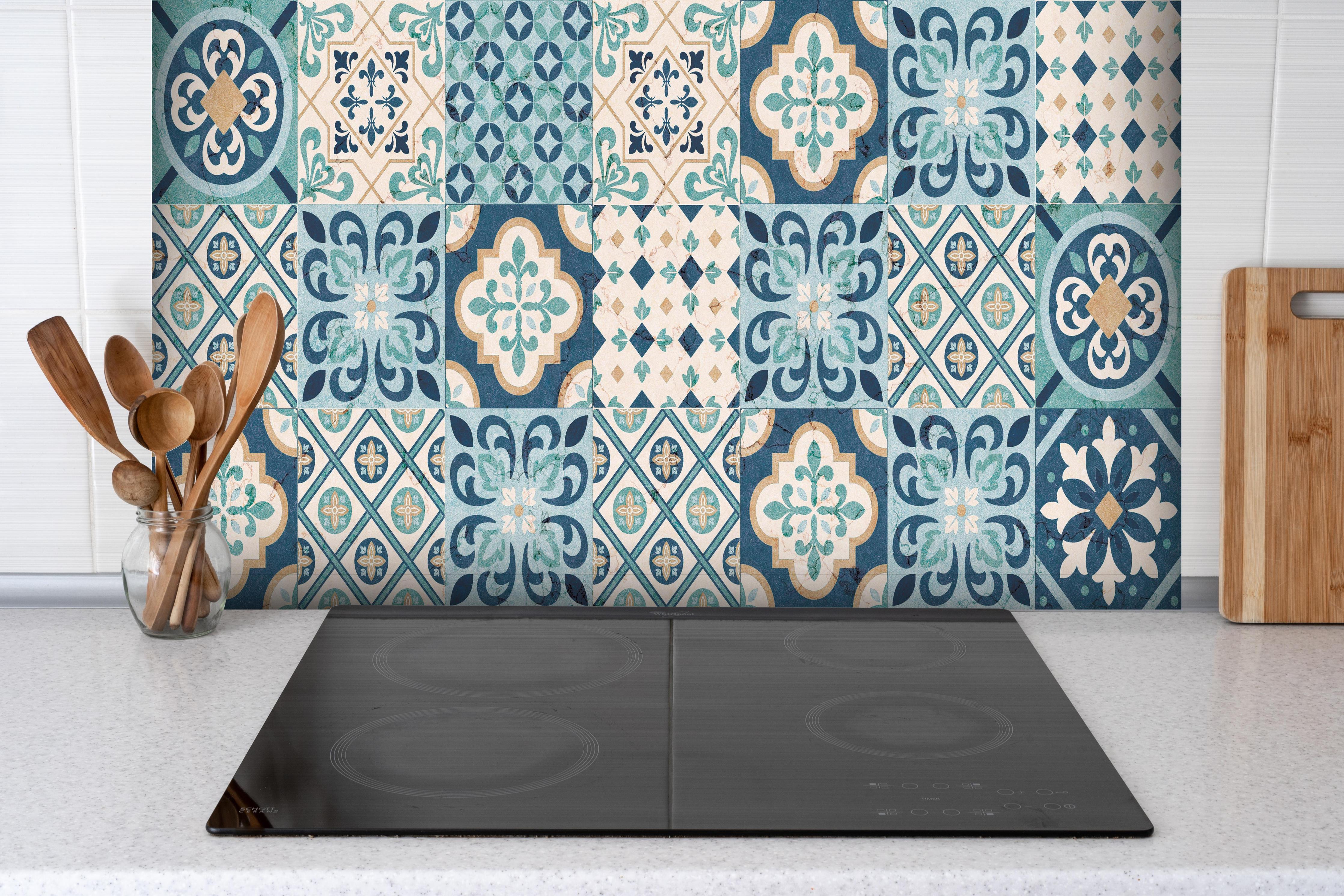 Spritzschutz - Bunte Patchwork Marokko Fliesen Majolica hinter einem Cerankochfeld zwischen Holz-Kochutensilien