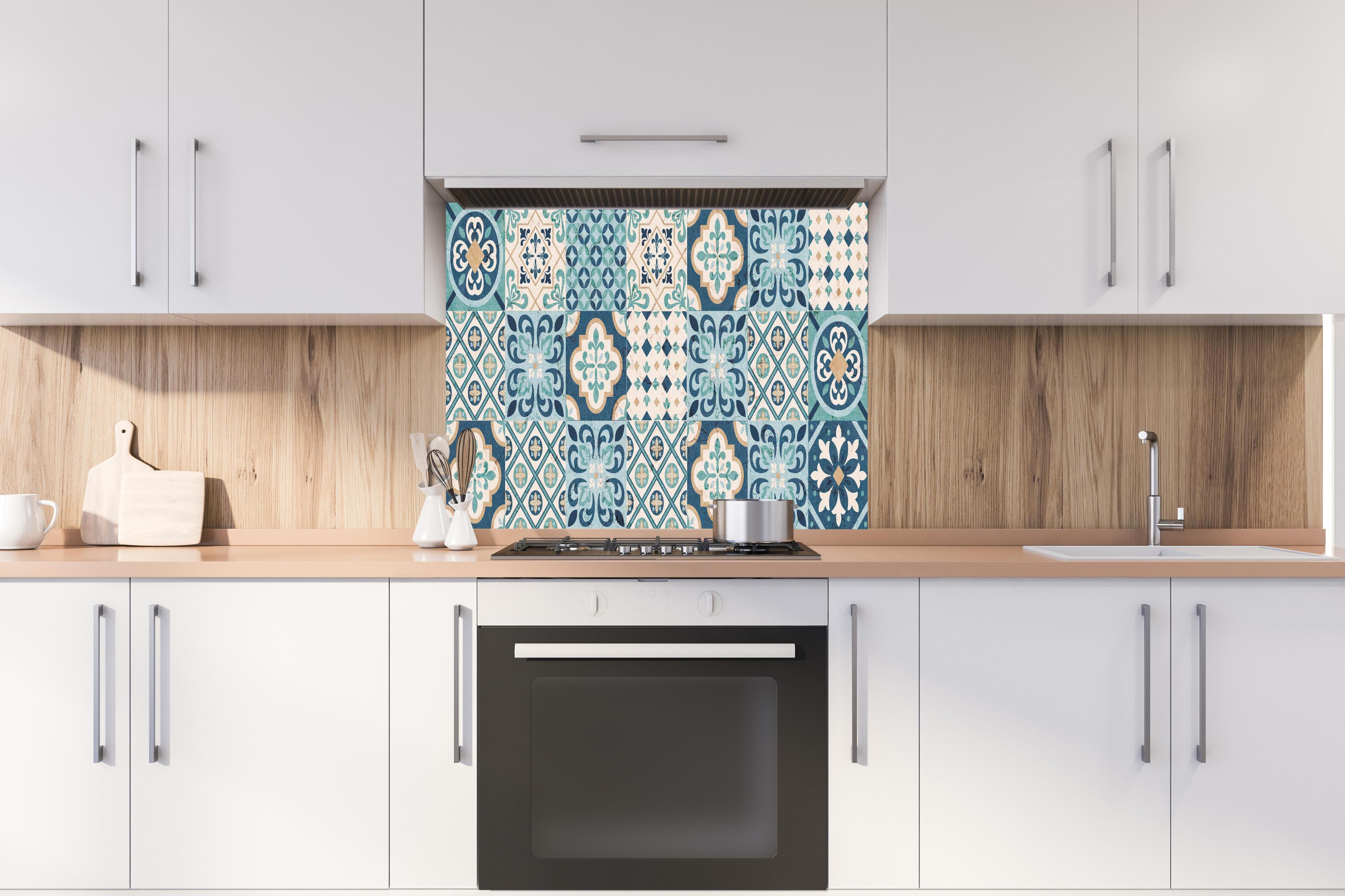 Spritzschutz - Bunte Patchwork Marokko Fliesen Majolica hinter einem Cerankochfeld zwischen Holz-Kochutensilien
