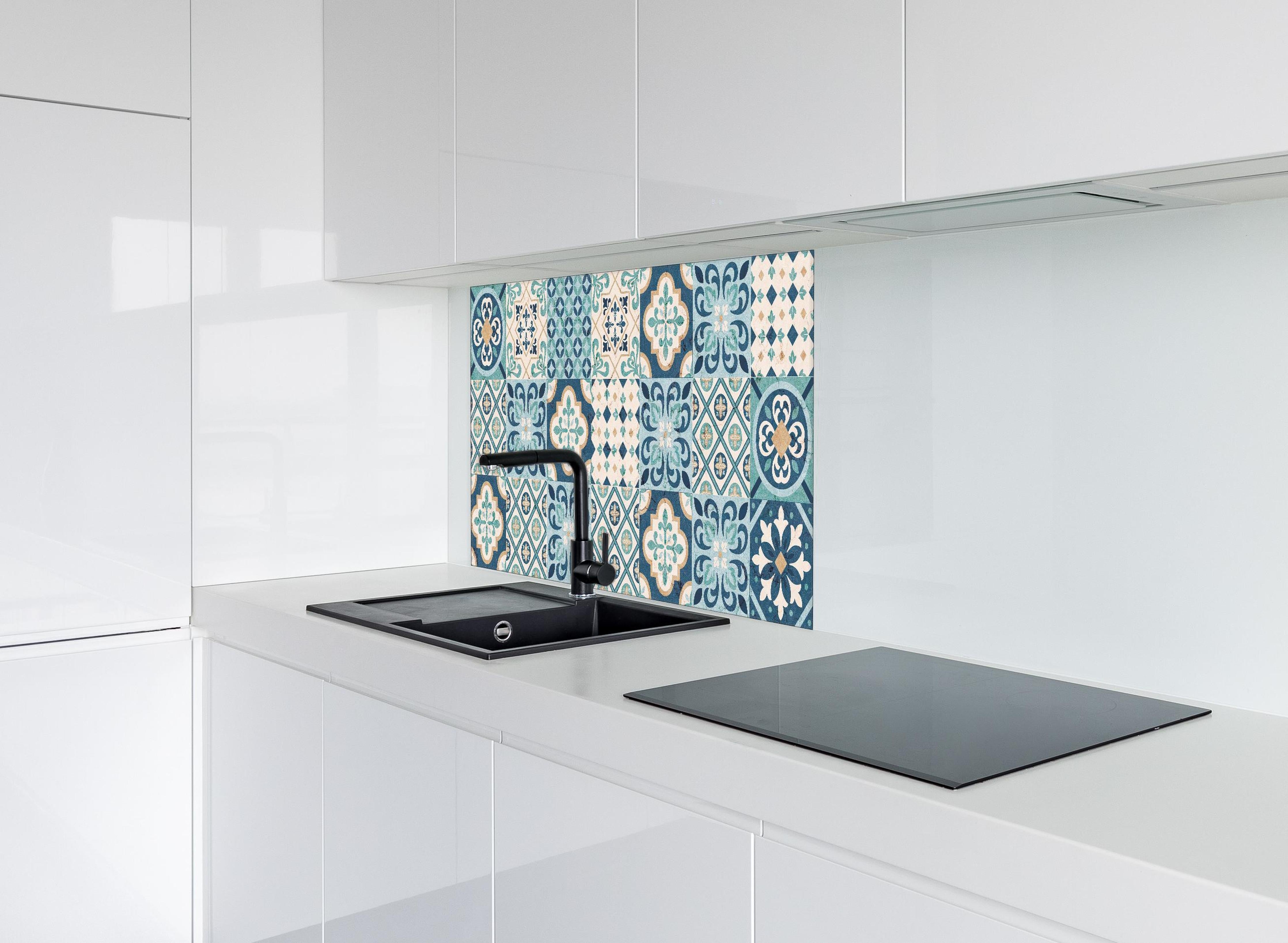 Spritzschutz - Bunte Patchwork Marokko Fliesen Majolica hinter einem Cerankochfeld zwischen Holz-Kochutensilien