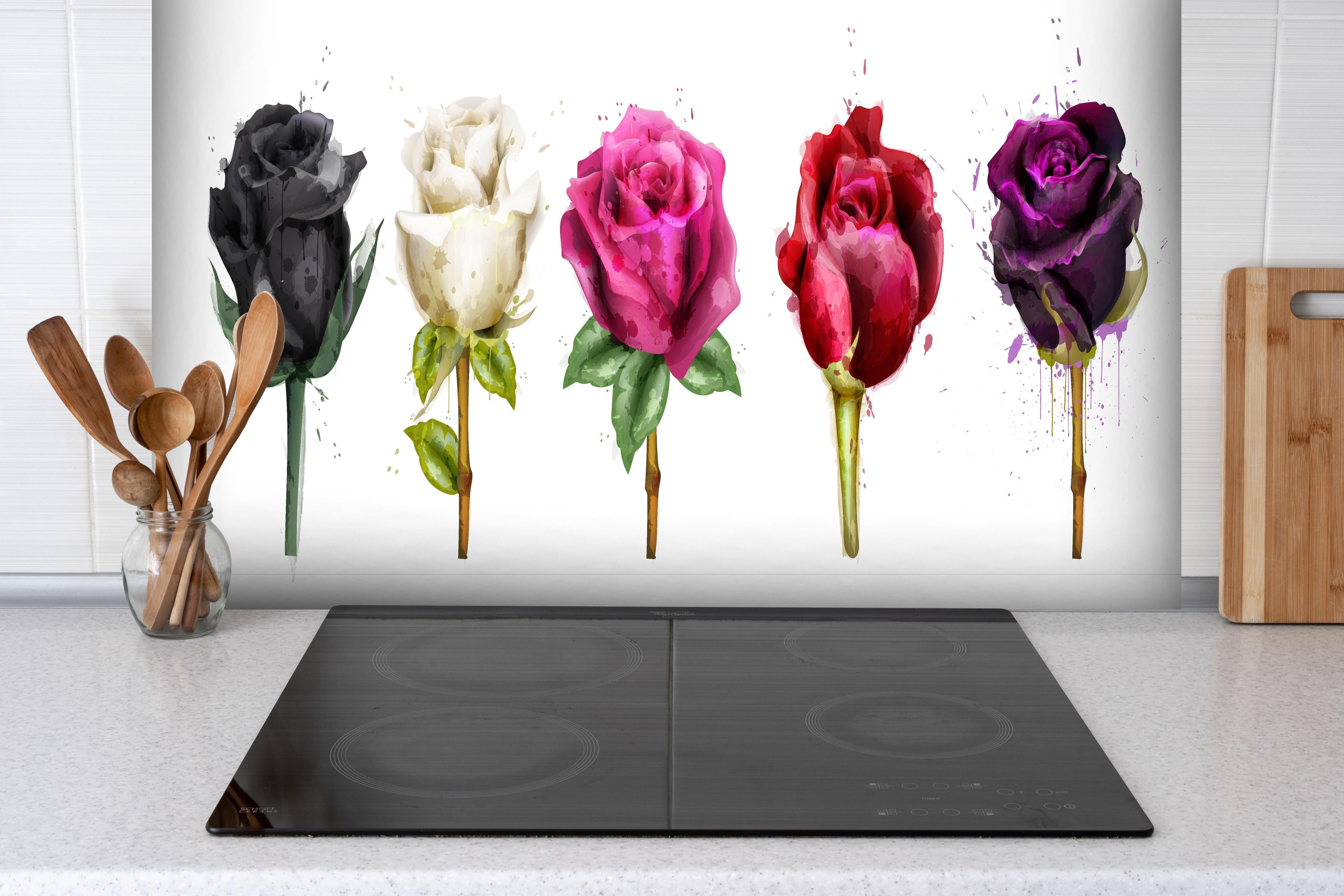 Spritzschutz - Bunte Rosen mit farbigen Tropfen hinter einem Cerankochfeld zwischen Holz-Kochutensilien