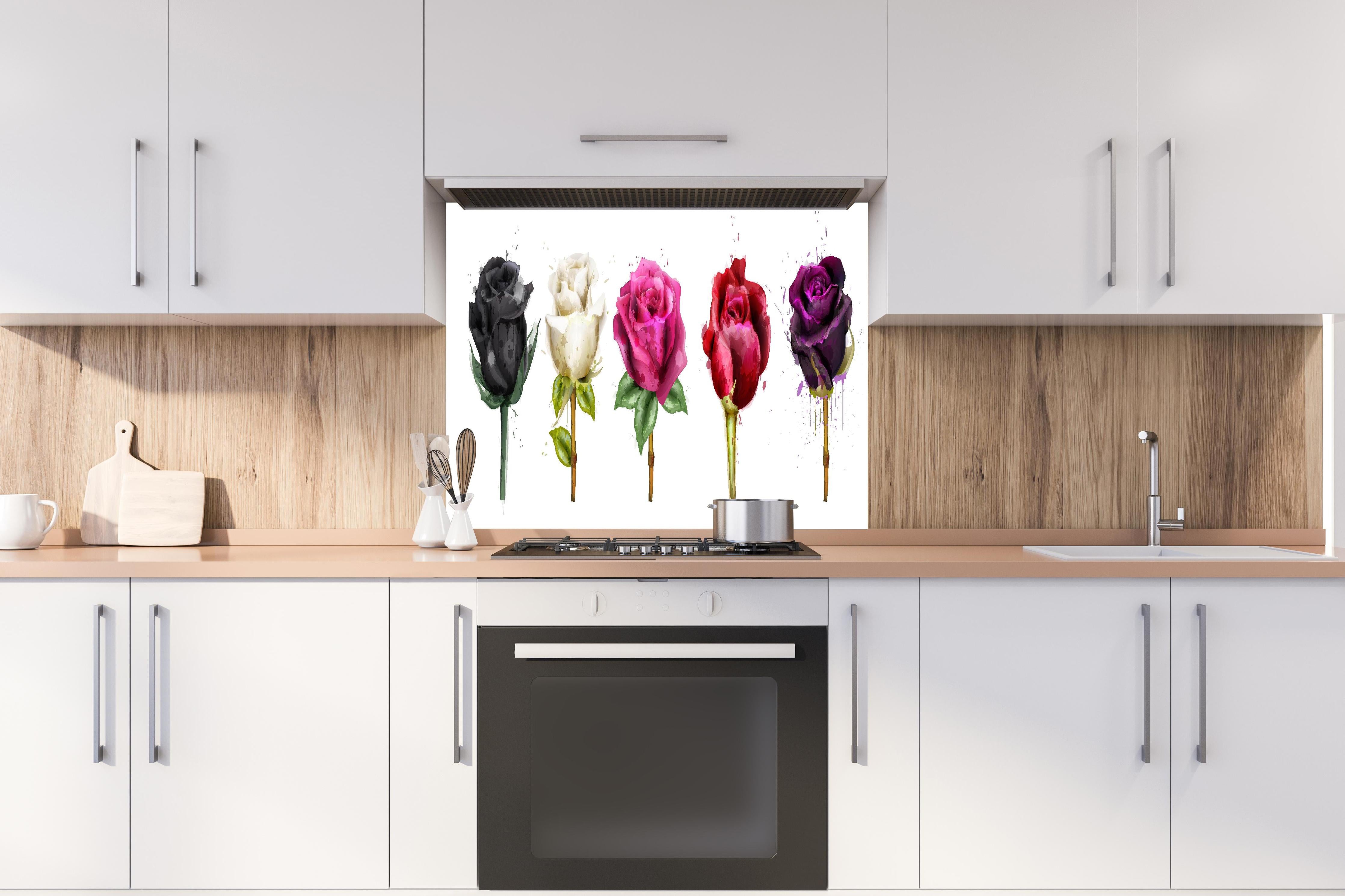 Spritzschutz - Bunte Rosen mit farbigen Tropfen hinter einem Cerankochfeld zwischen Holz-Kochutensilien