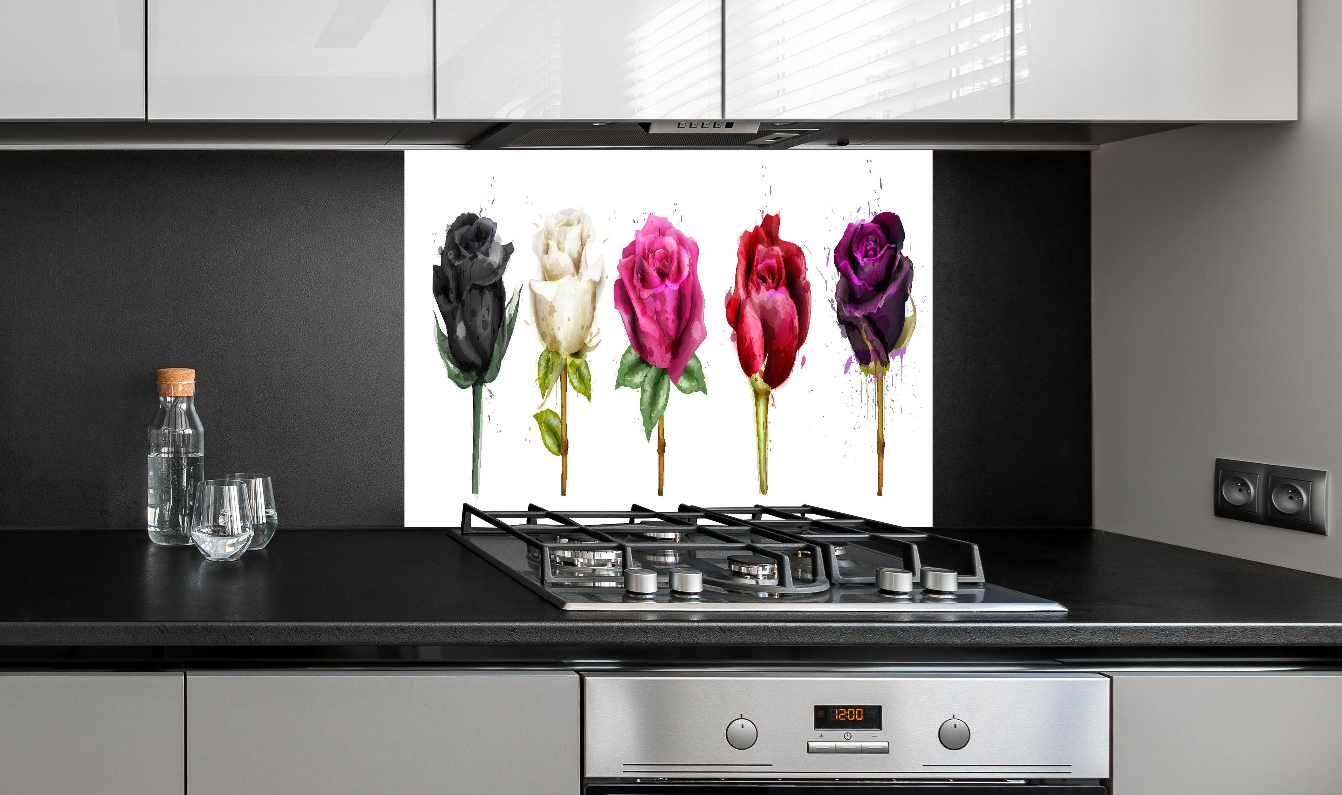 Spritzschutz - Bunte Rosen mit farbigen Tropfen hinter einem Cerankochfeld zwischen Holz-Kochutensilien
